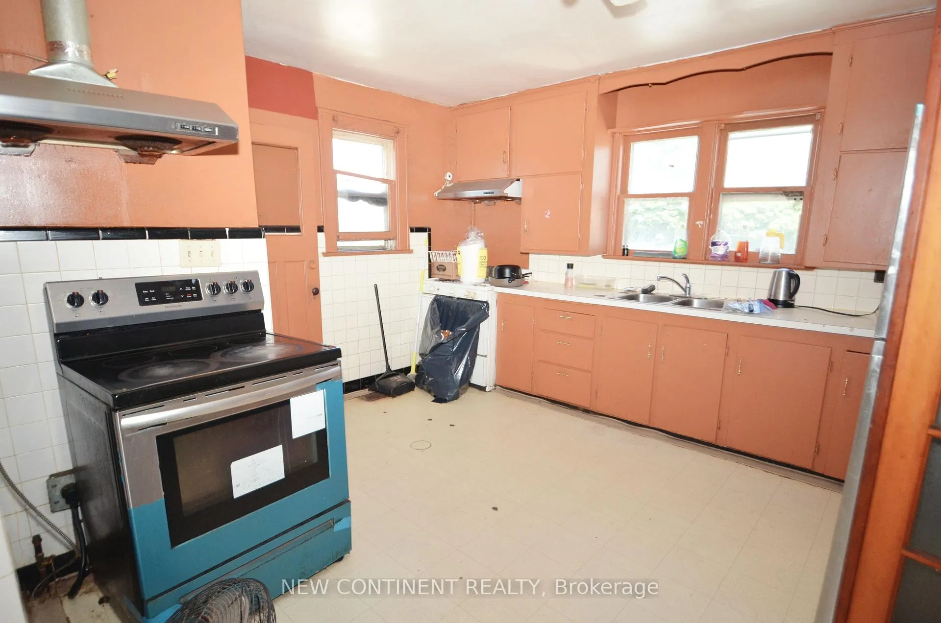 Photo 3 of 325 Talbot Street W, Leamington — HOMEH