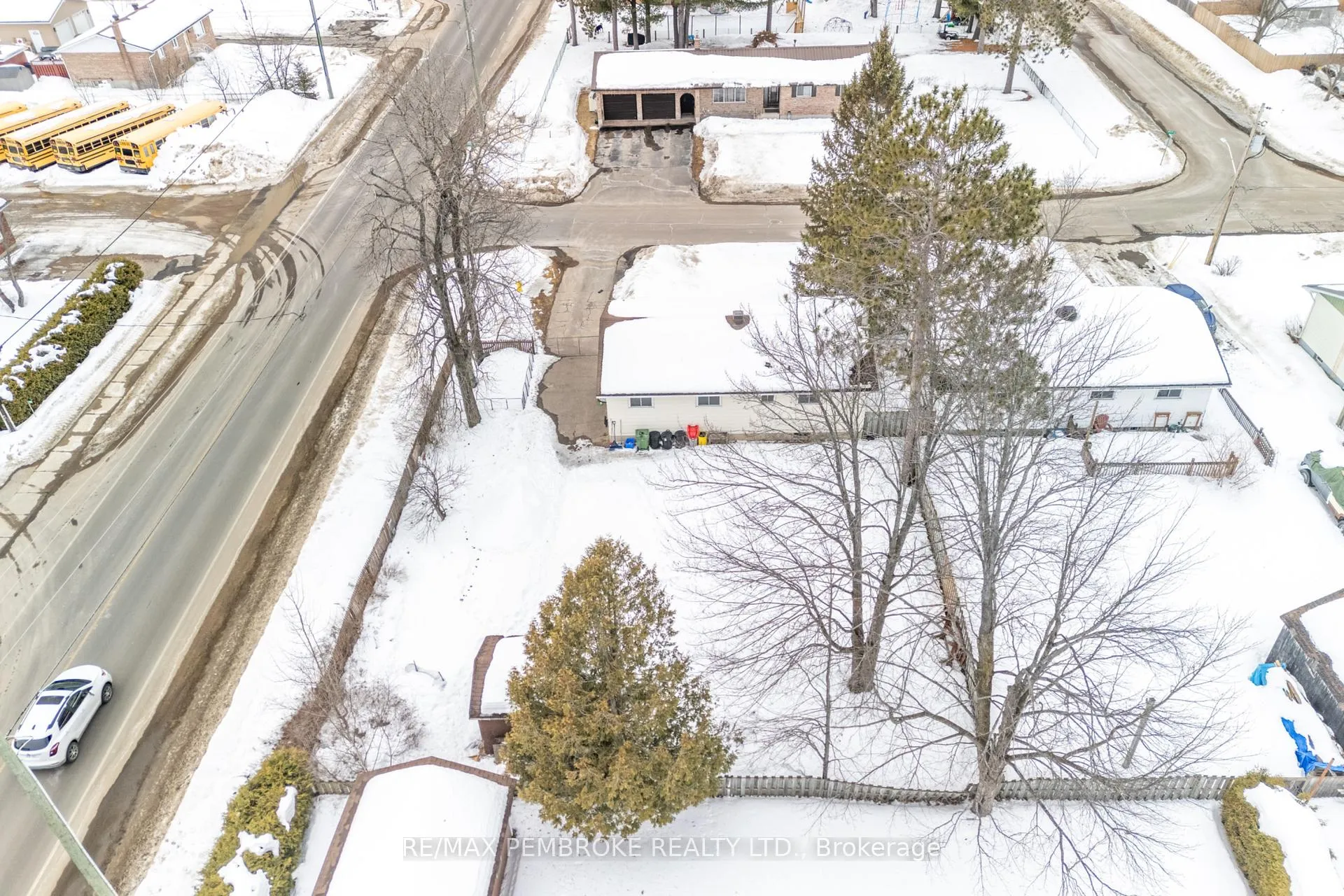 Photo 4 of 114 Hemlock Street, Petawawa — HOMEH