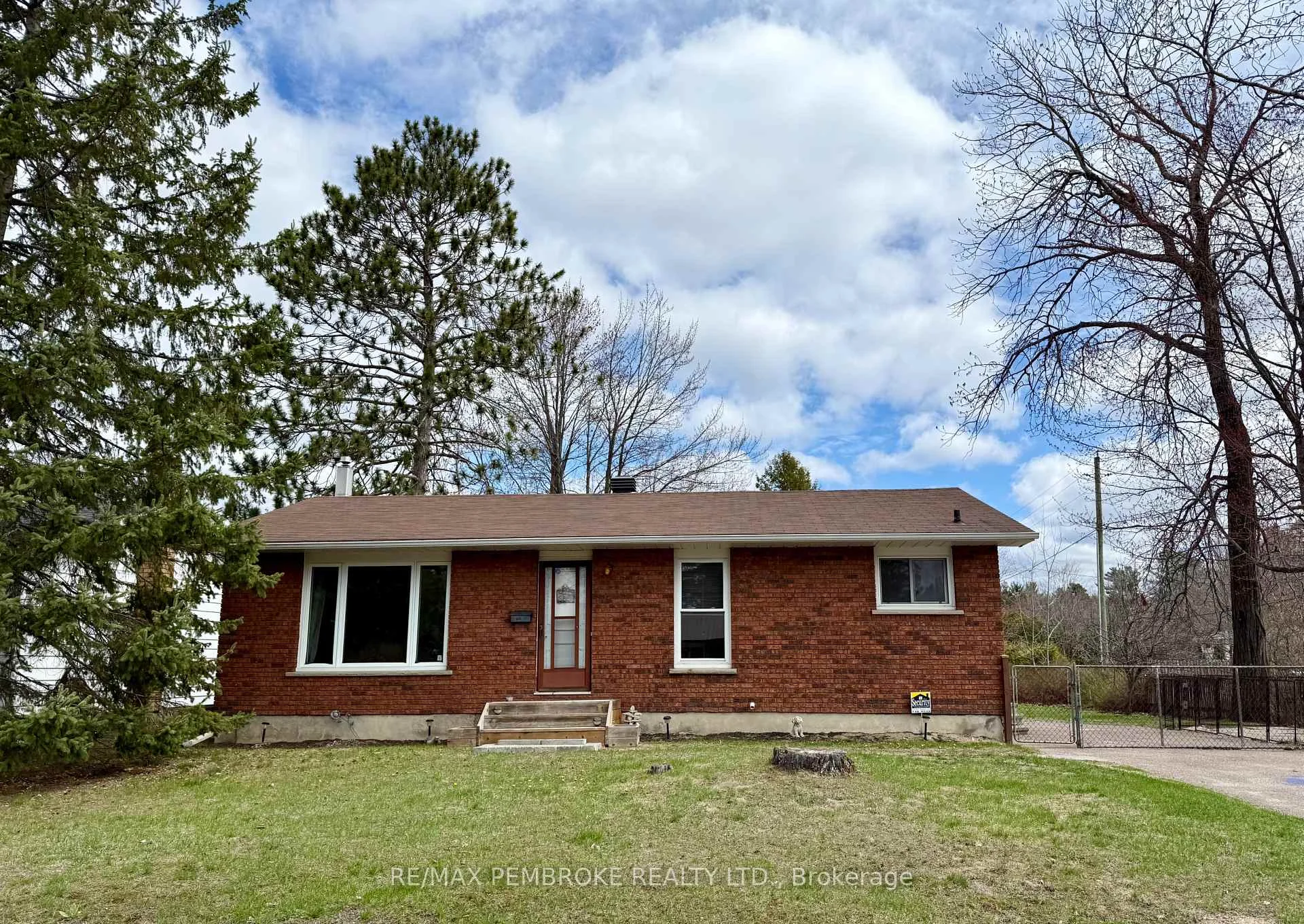 Photo 1 of 114 Hemlock Street, Petawawa — HOMEH