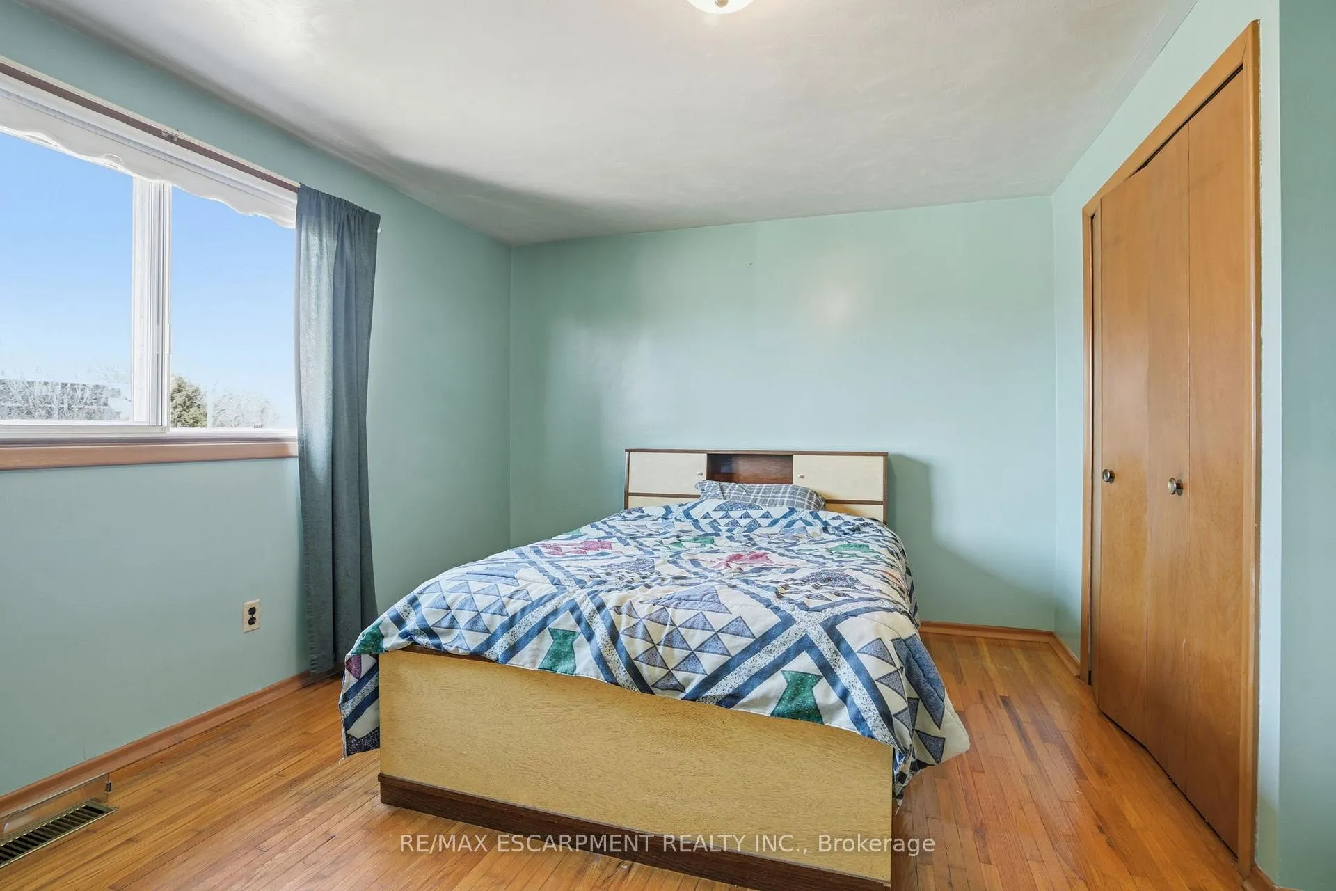 Photo 27 of 55 Champlain Avenue, Hamilton, Greenford — HOMEH