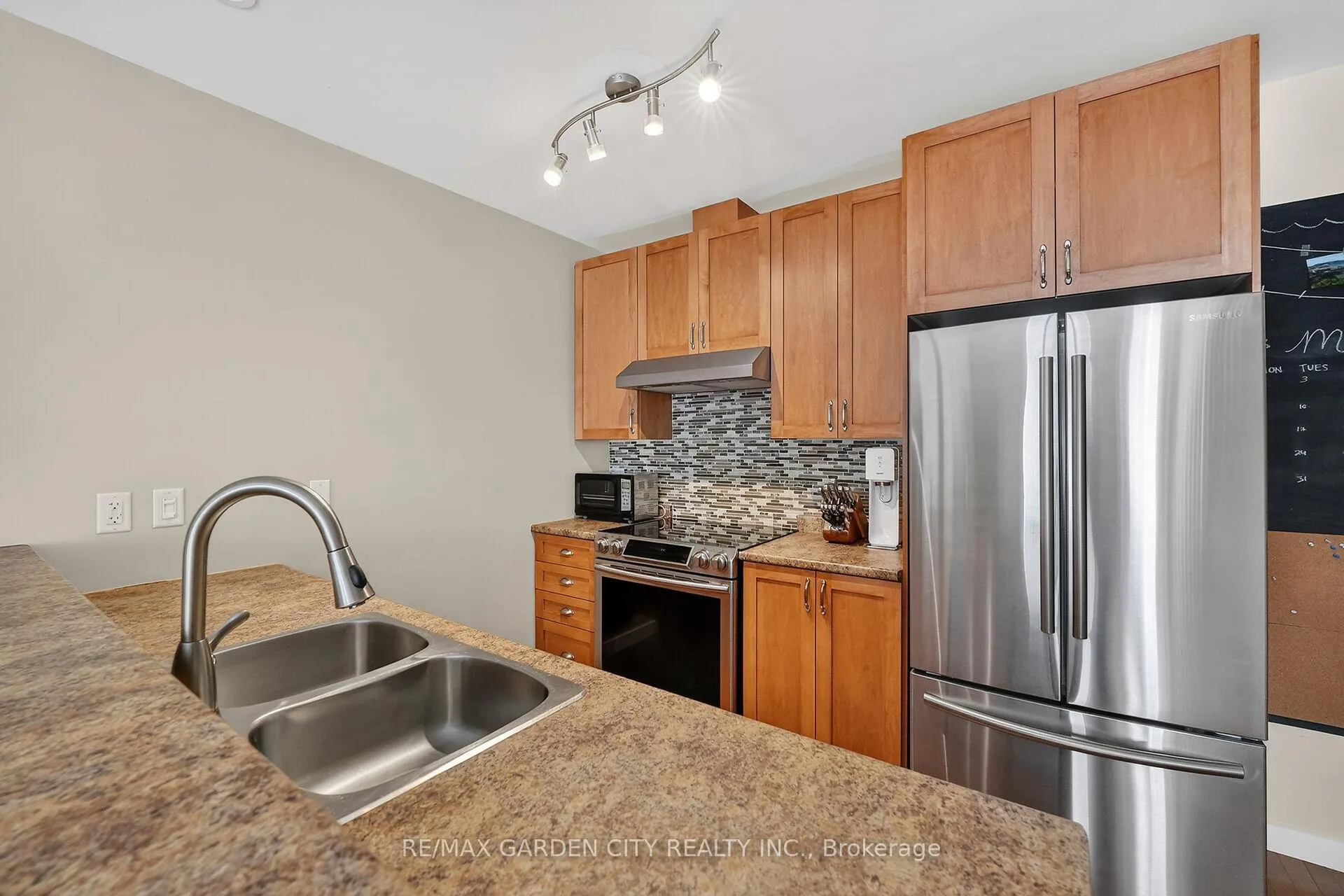 Photo 10 of Unit 11, 49 Ontario Street, Grimsby, Grimsby East — HOMEH