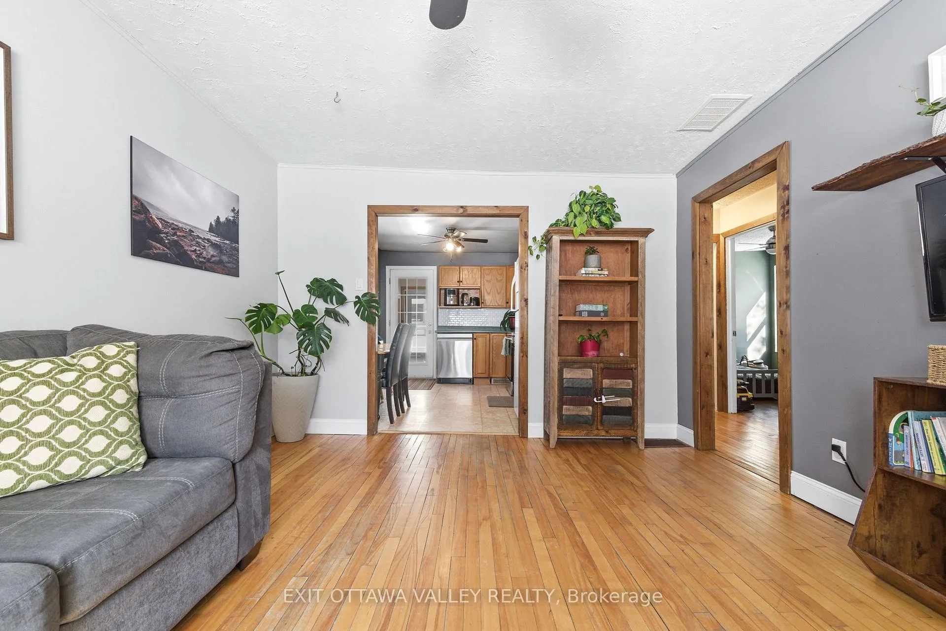 Photo 10 of 13 Spruce Crescent, Deep River — HOMEH
