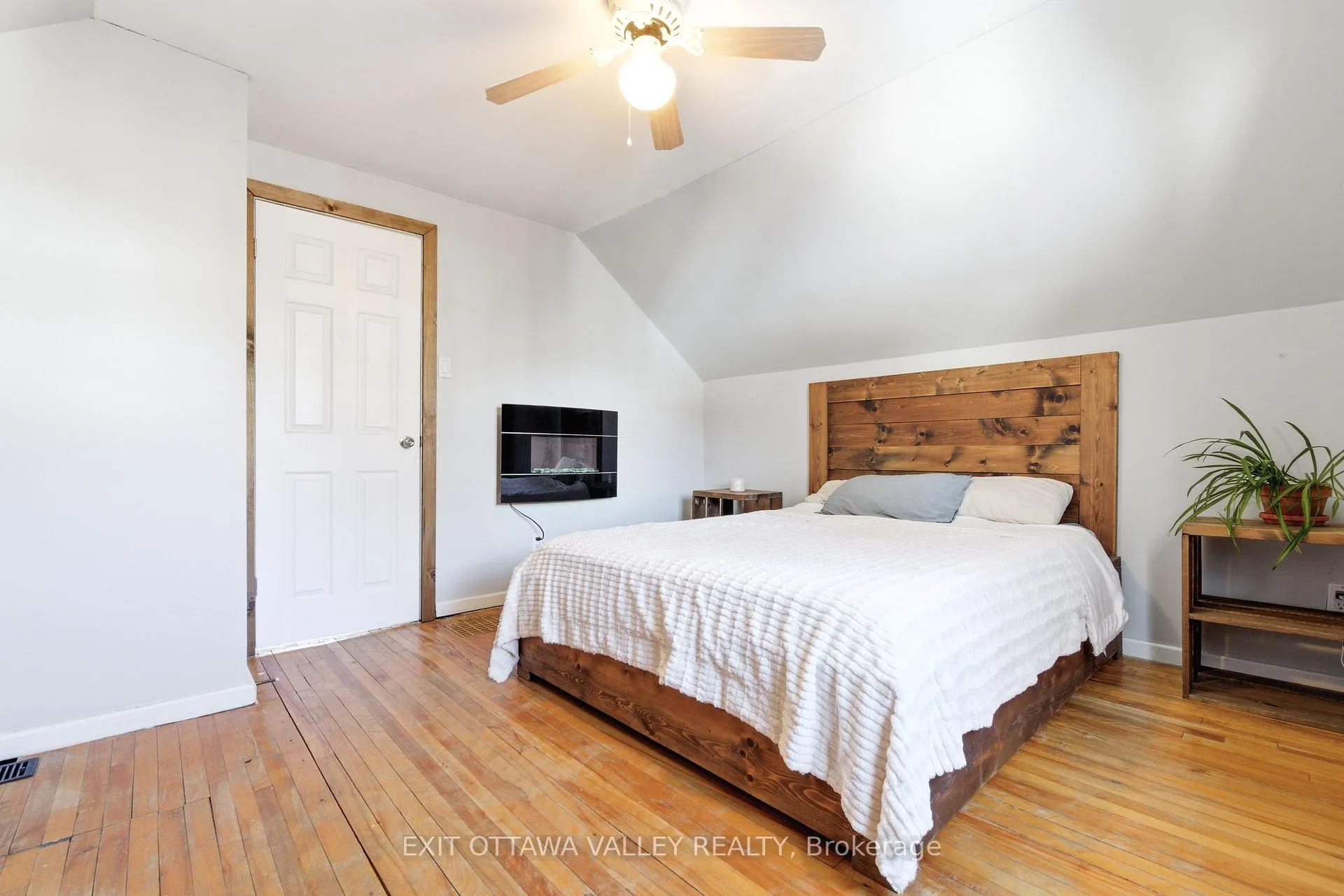 Photo 25 of 13 Spruce Crescent, Deep River — HOMEH