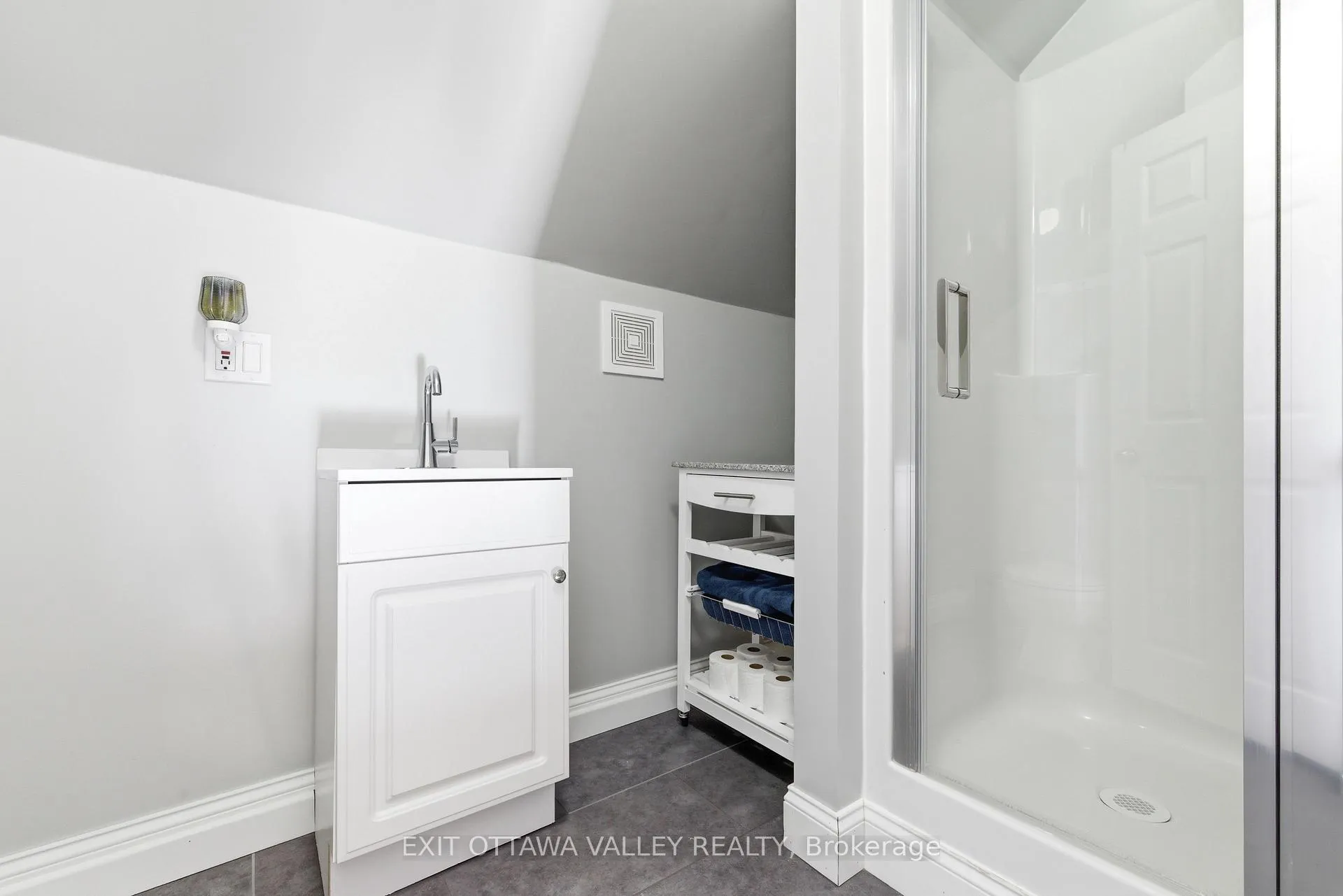 Photo 30 of 13 Spruce Crescent, Deep River — HOMEH