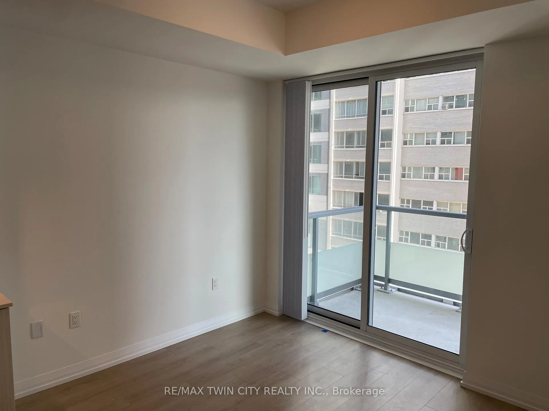 Photo 4 of Unit 704, 25 Holly Street, Toronto, Mount Pleasant East — HOMEH