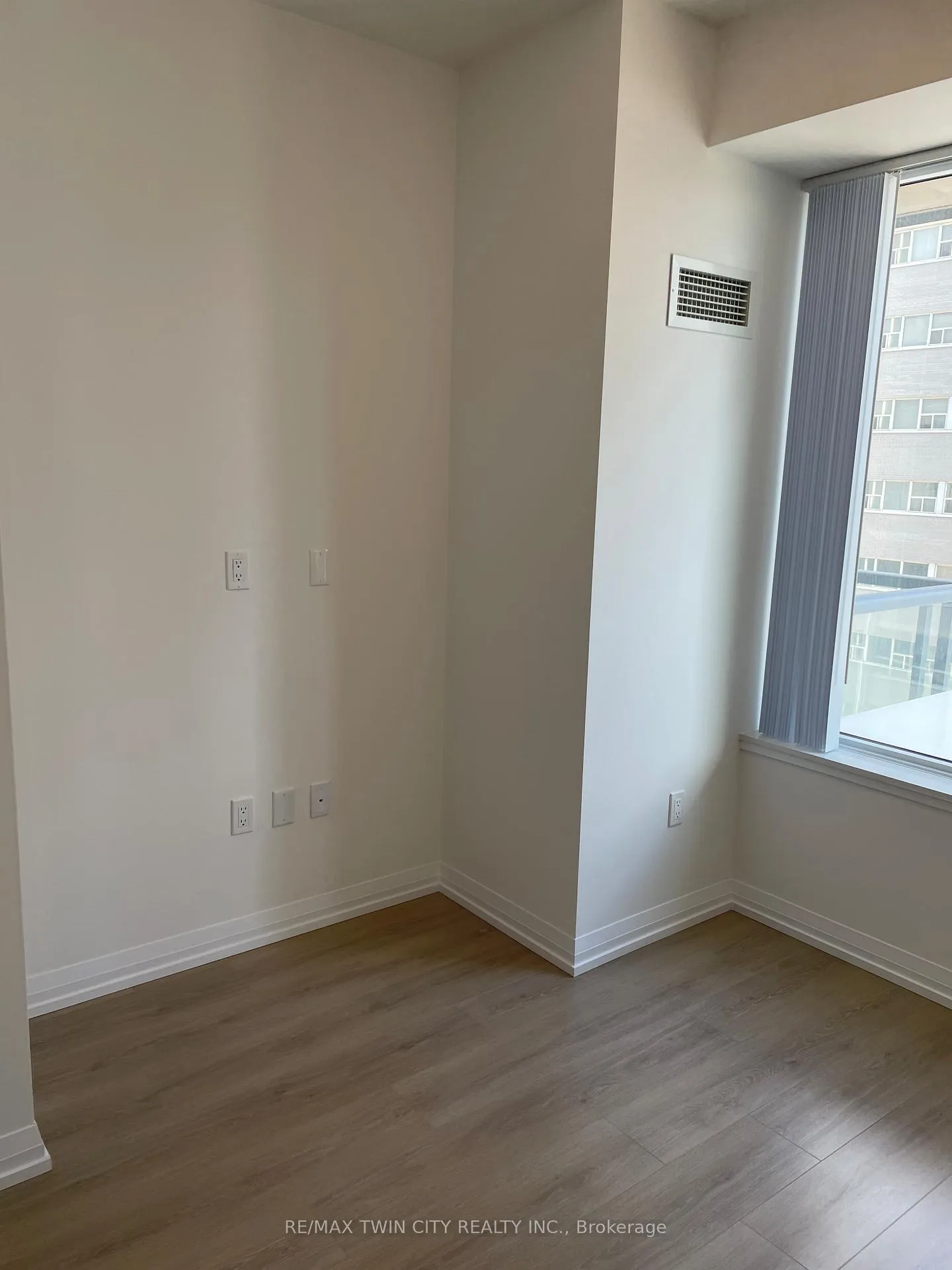 Photo 5 of Unit 704, 25 Holly Street, Toronto, Mount Pleasant East — HOMEH