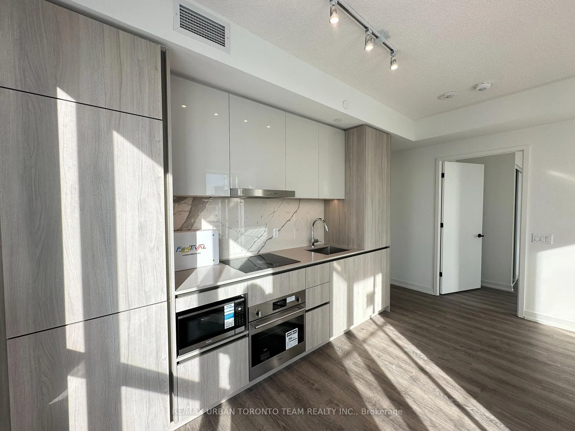 Photo 3 of Unit 517, 8 Interchange Way, Vaughan, Vaughan Corporate Centre — HOMEH