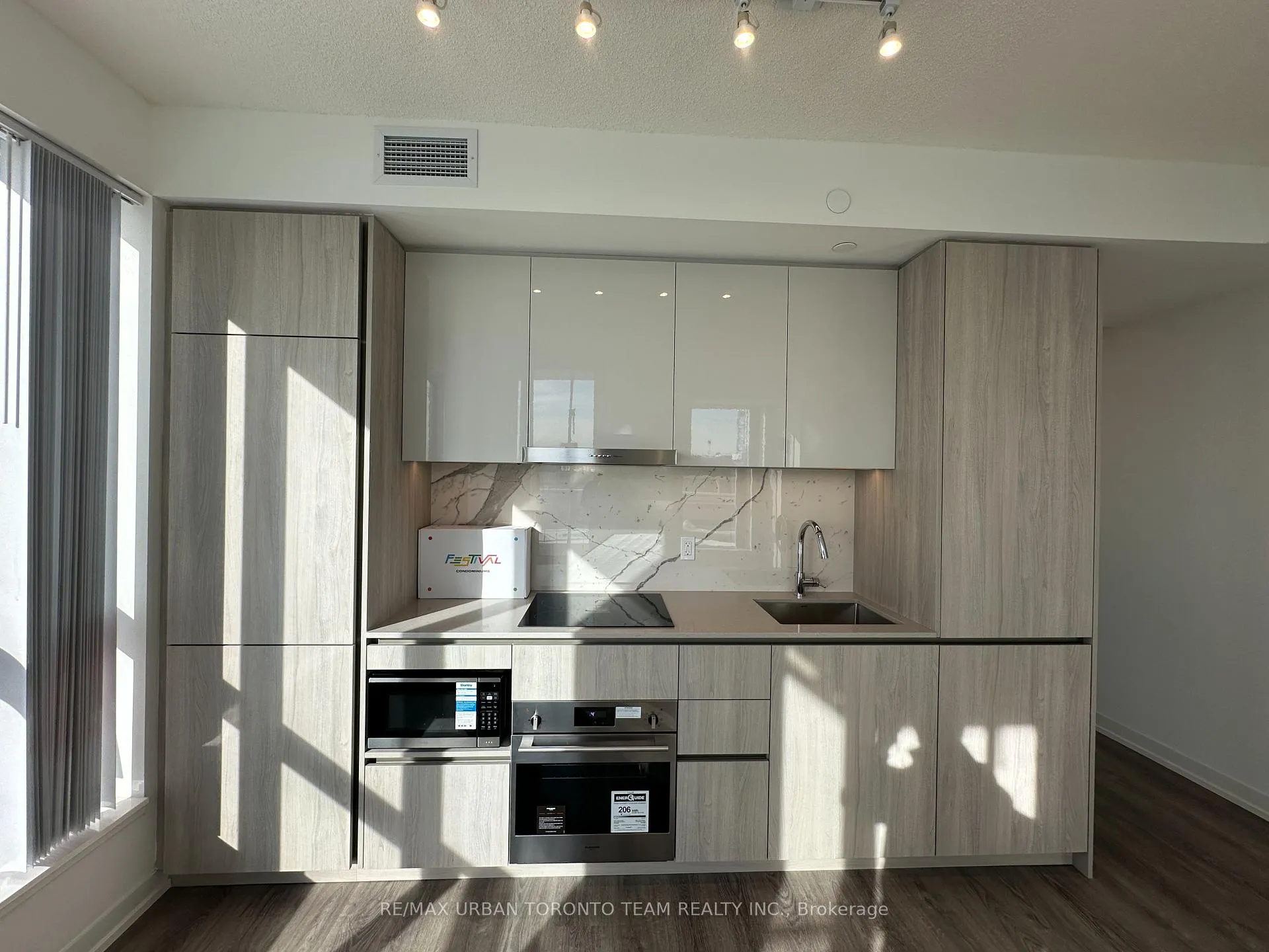 Photo 4 of Unit 517, 8 Interchange Way, Vaughan, Vaughan Corporate Centre — HOMEH