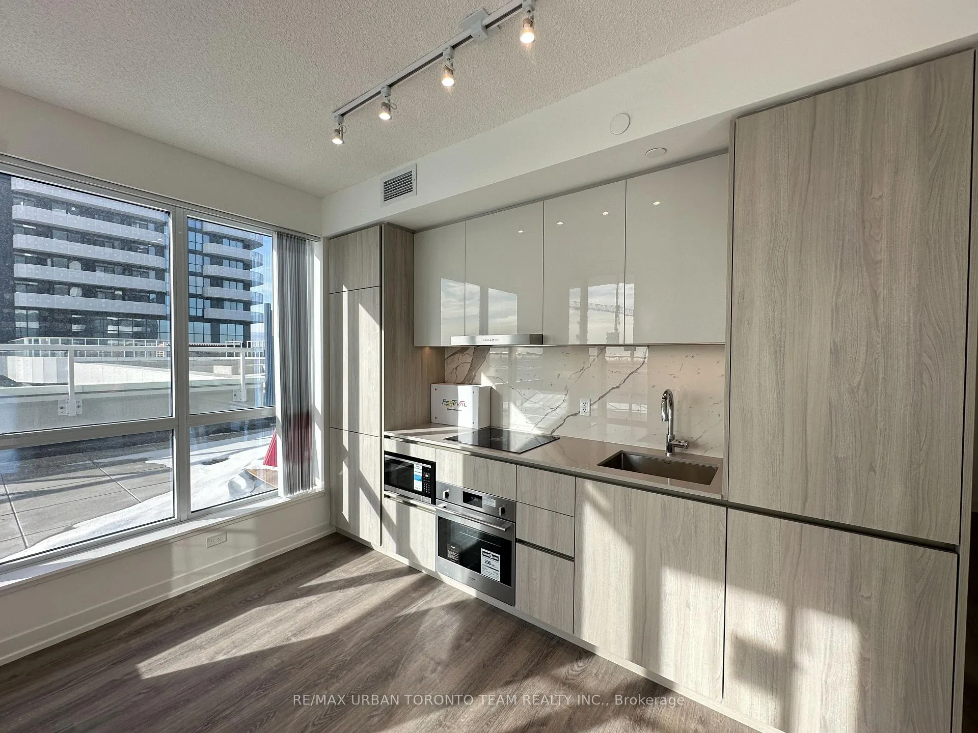 Photo 5 of Unit 517, 8 Interchange Way, Vaughan, Vaughan Corporate Centre — HOMEH