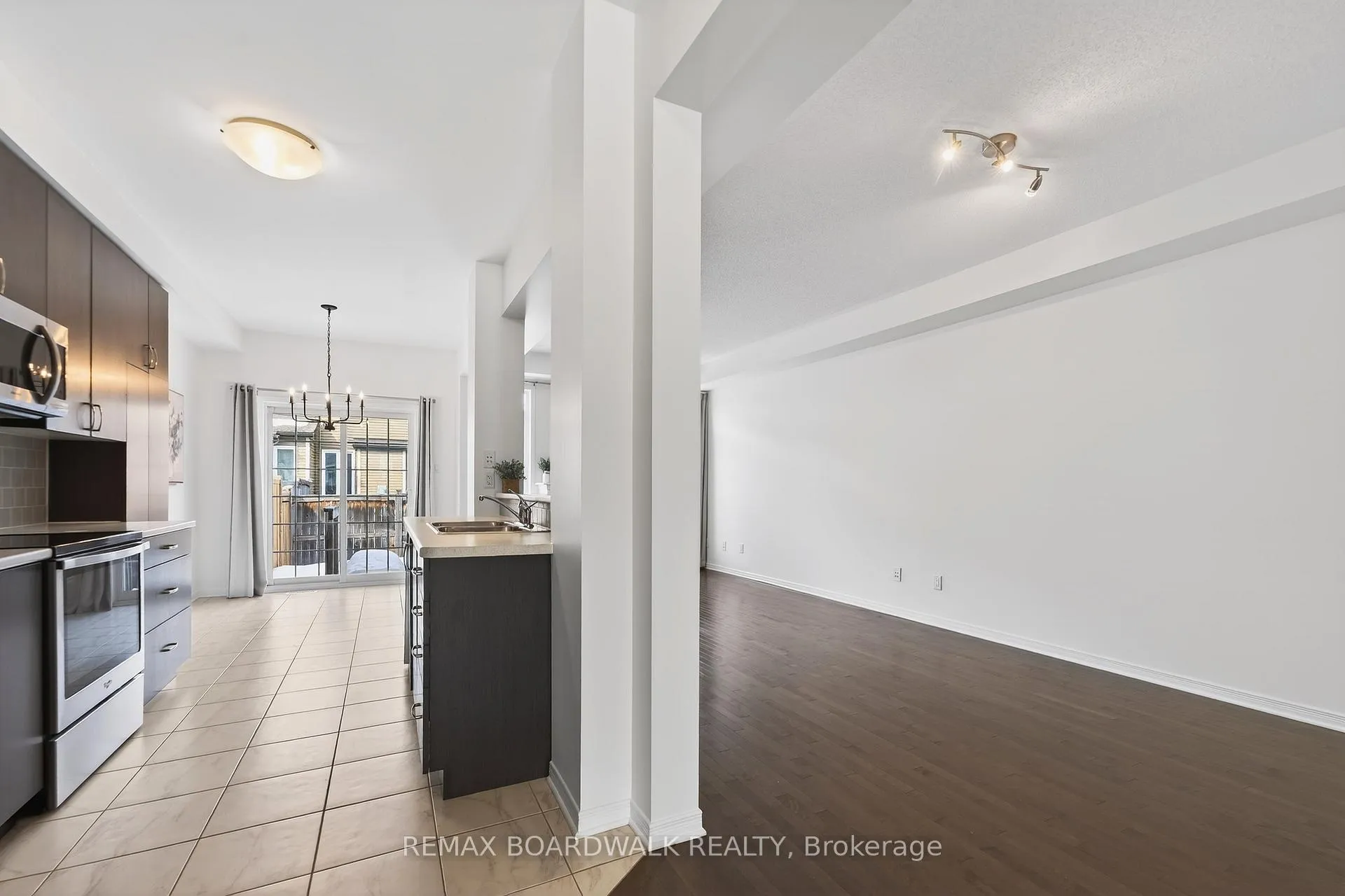 Photo 5 of 716 Oakglade Avenue, Ottawa, Kanata - Emerald Meadows/Trailwest — HOMEH
