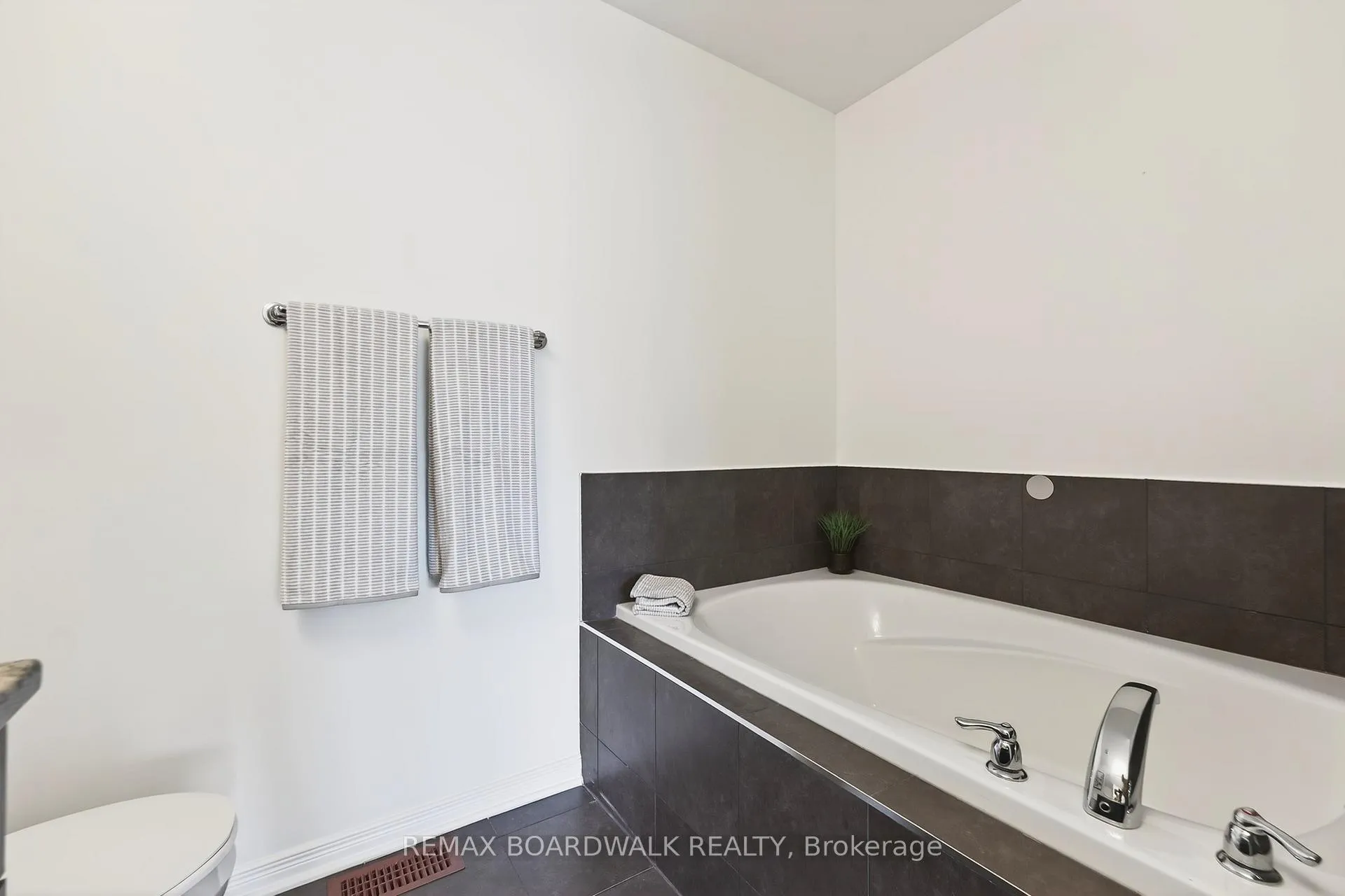 Photo 26 of 716 Oakglade Avenue, Ottawa, Kanata - Emerald Meadows/Trailwest — HOMEH