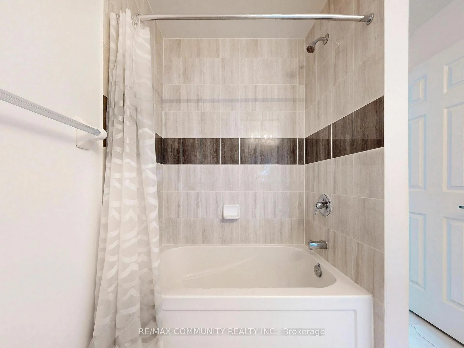Photo 35 of 210 Ridley Crescent, Southgate — HOMEH