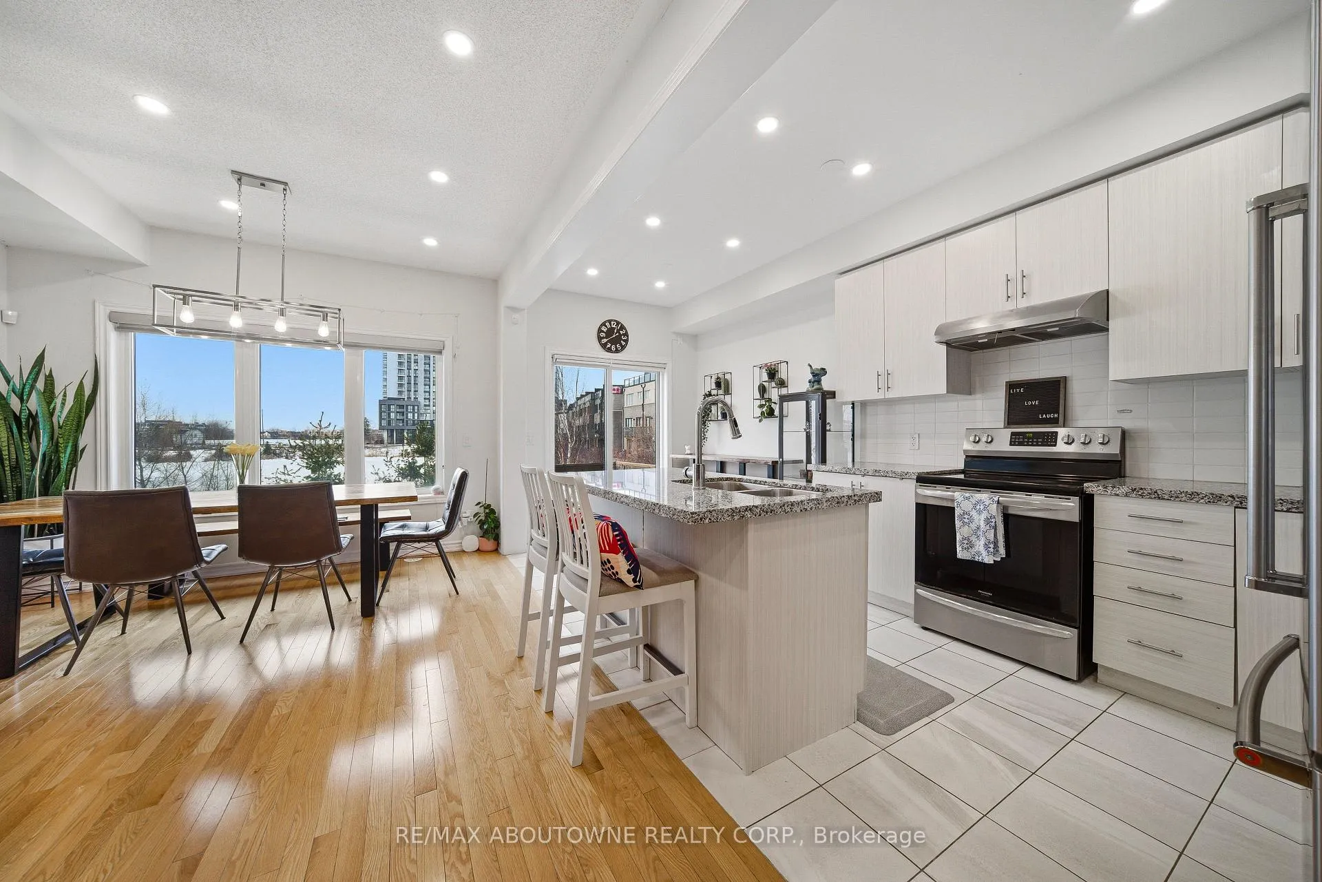 Photo 10 of 3066 Cascade Common, Oakville, Joshua Meadows — HOMEH