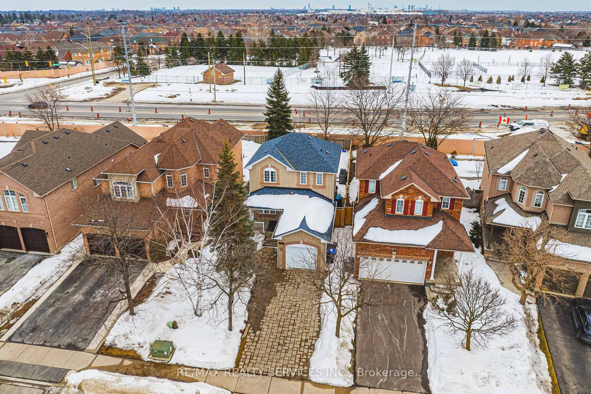 Photo 3 of 16 Twin Willow Crescent, Brampton, Snelgrove — HOMEH