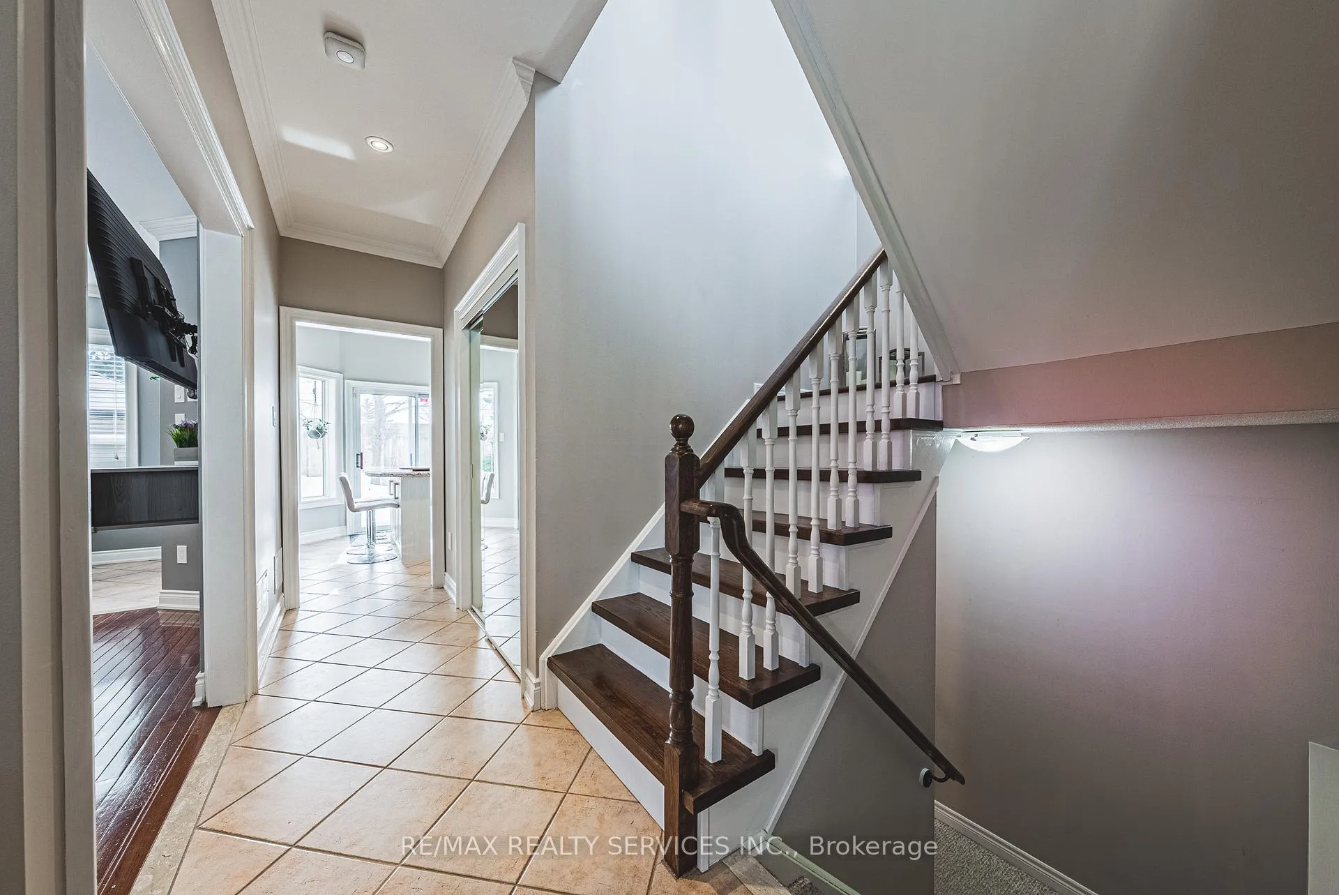 Photo 5 of 16 Twin Willow Crescent, Brampton, Snelgrove — HOMEH