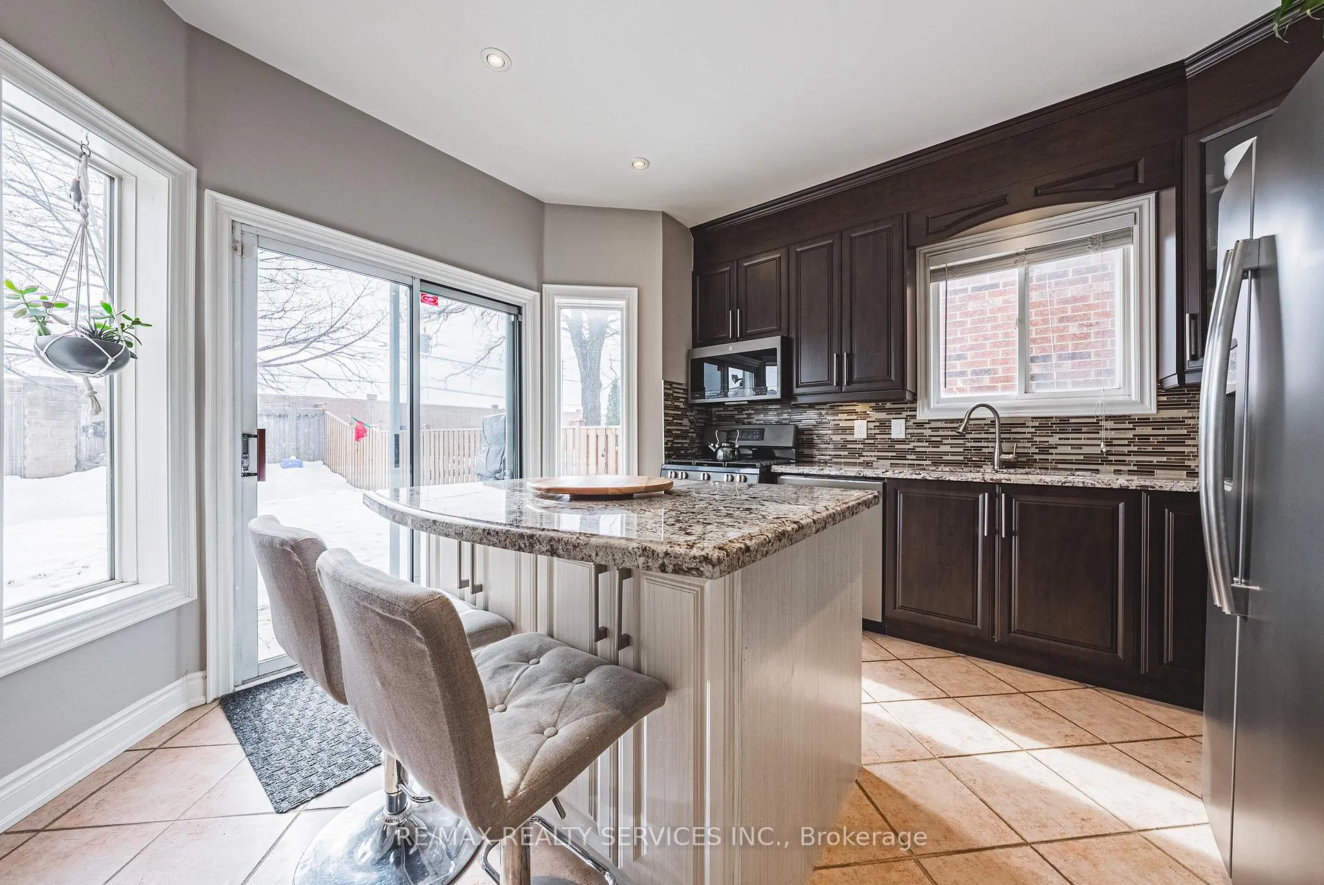 Photo 11 of 16 Twin Willow Crescent, Brampton, Snelgrove — HOMEH