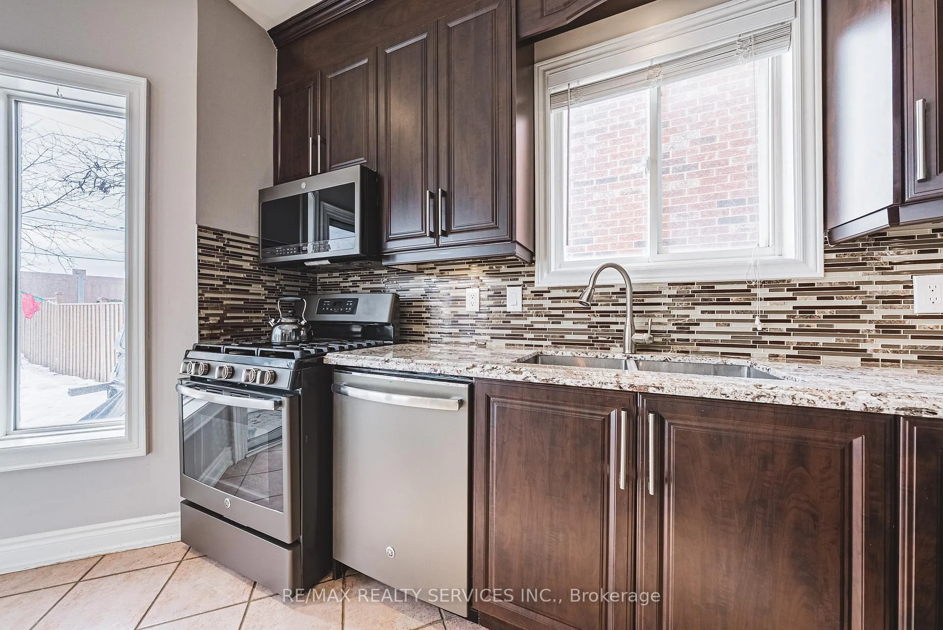 Photo 12 of 16 Twin Willow Crescent, Brampton, Snelgrove — HOMEH