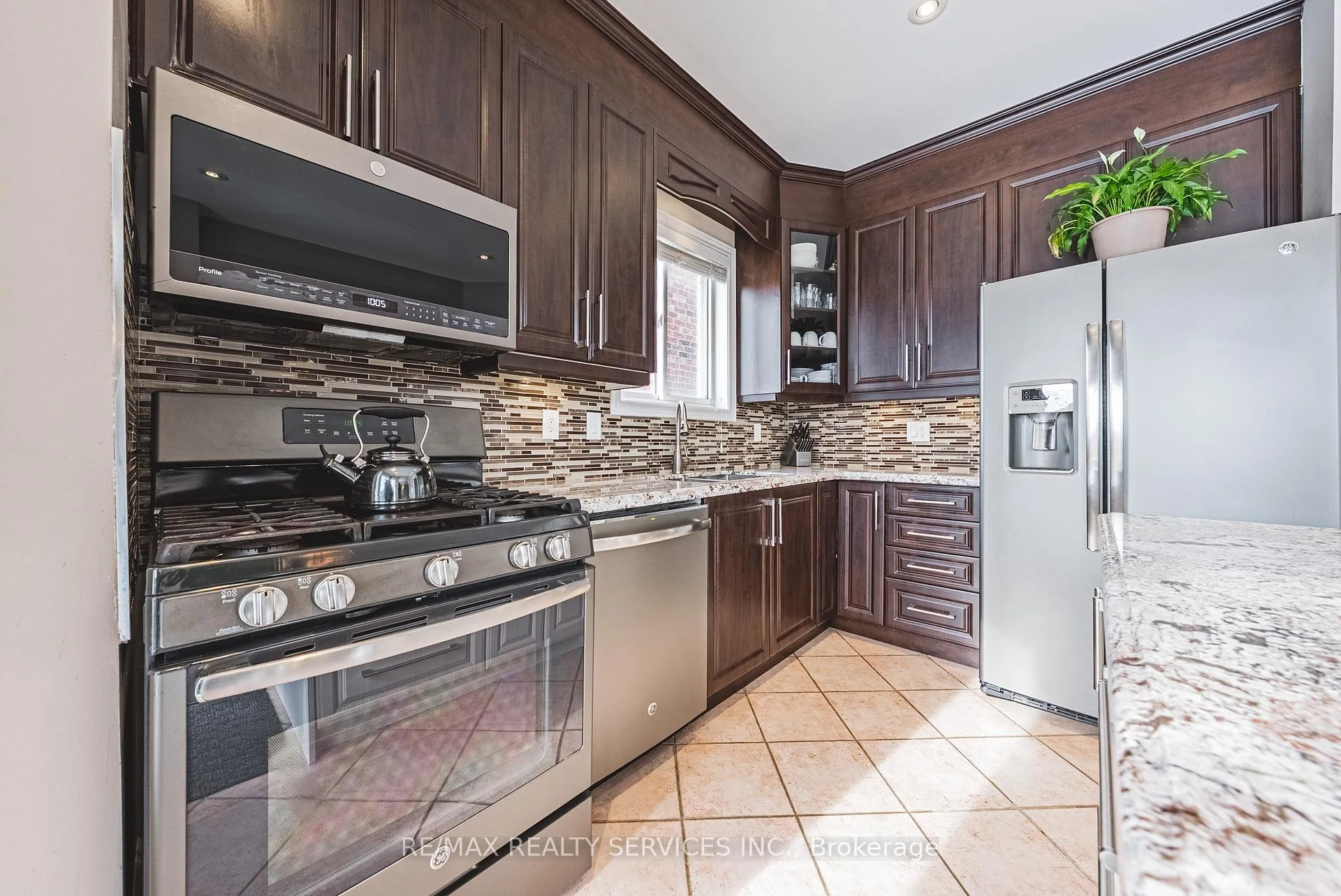 Photo 13 of 16 Twin Willow Crescent, Brampton, Snelgrove — HOMEH