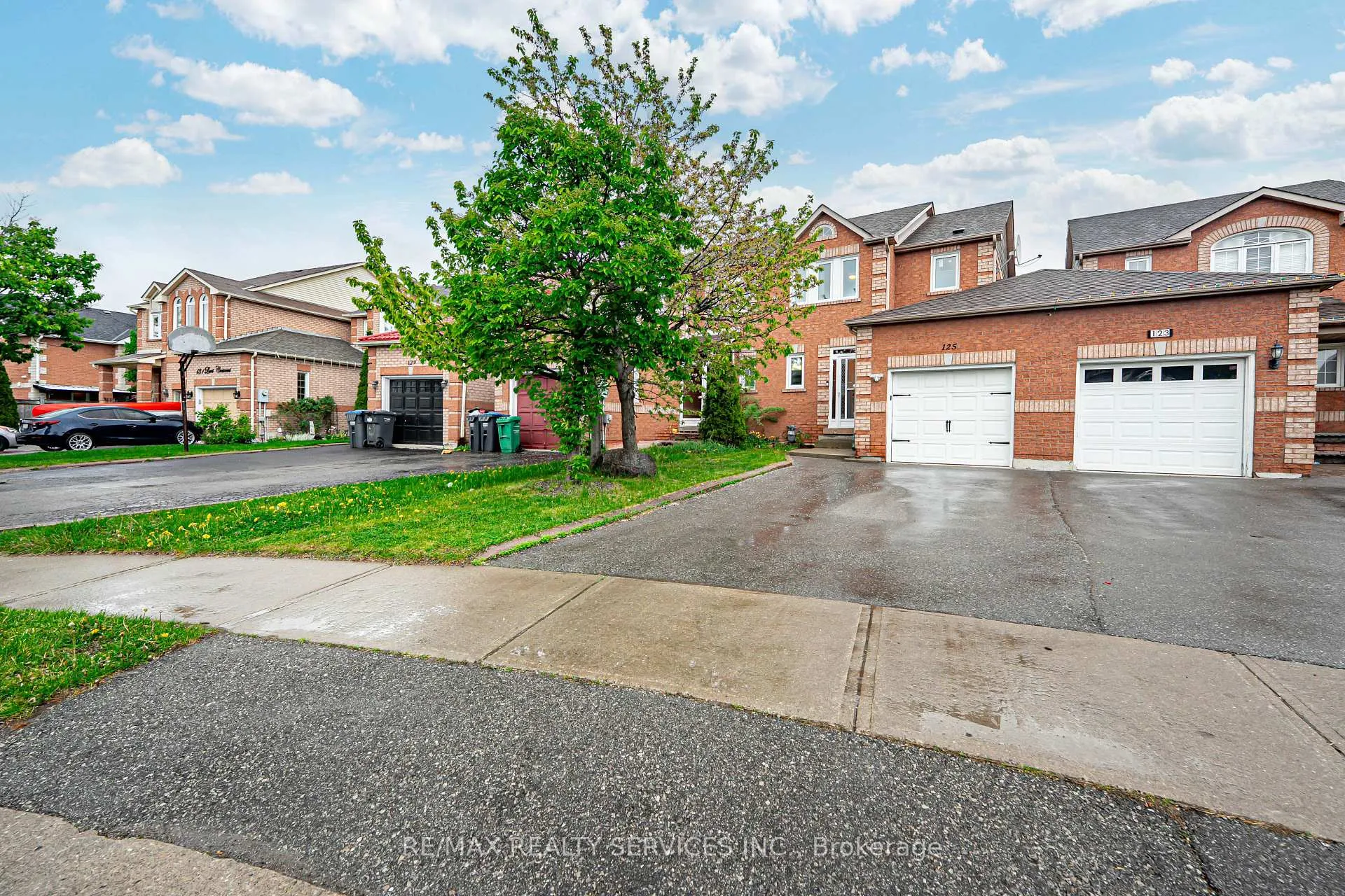 Photo 3 of 125 Lent Crescent, Brampton, Fletcher's West — HOMEH
