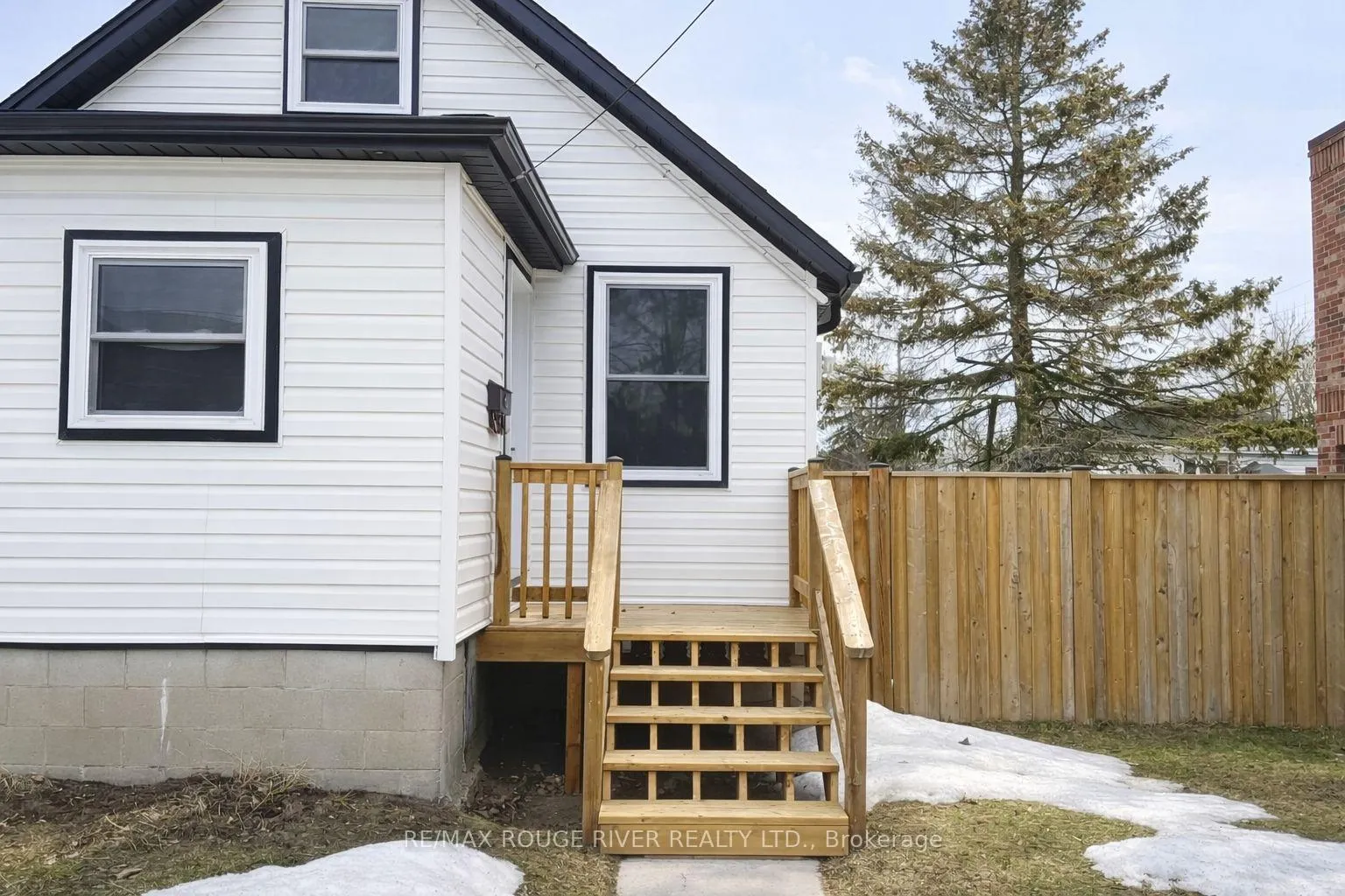 Front of 164 University Avenue W