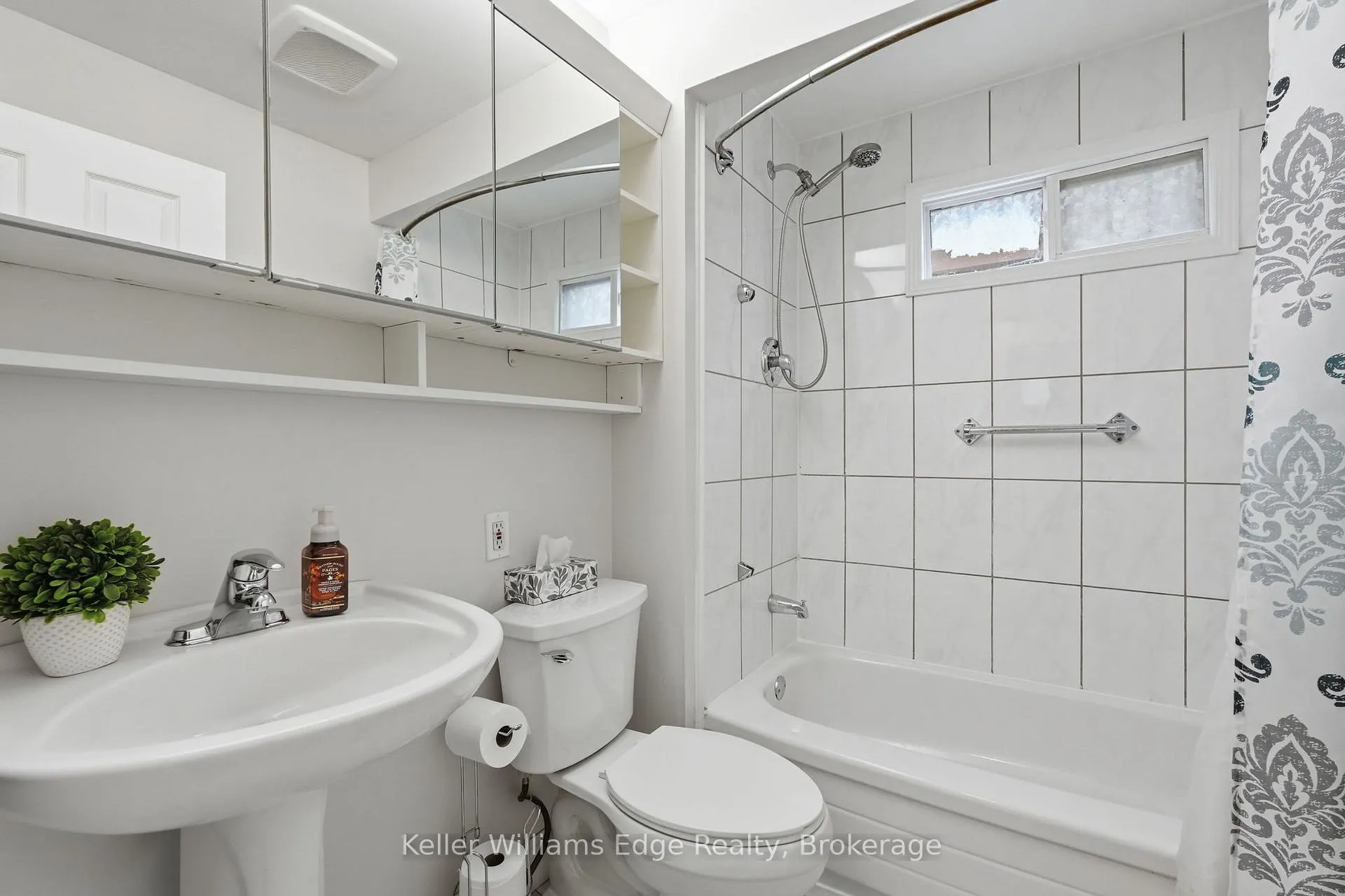 Photo 21 of 75 Cambridge Avenue, Hamilton, Crown Point — HOMEH