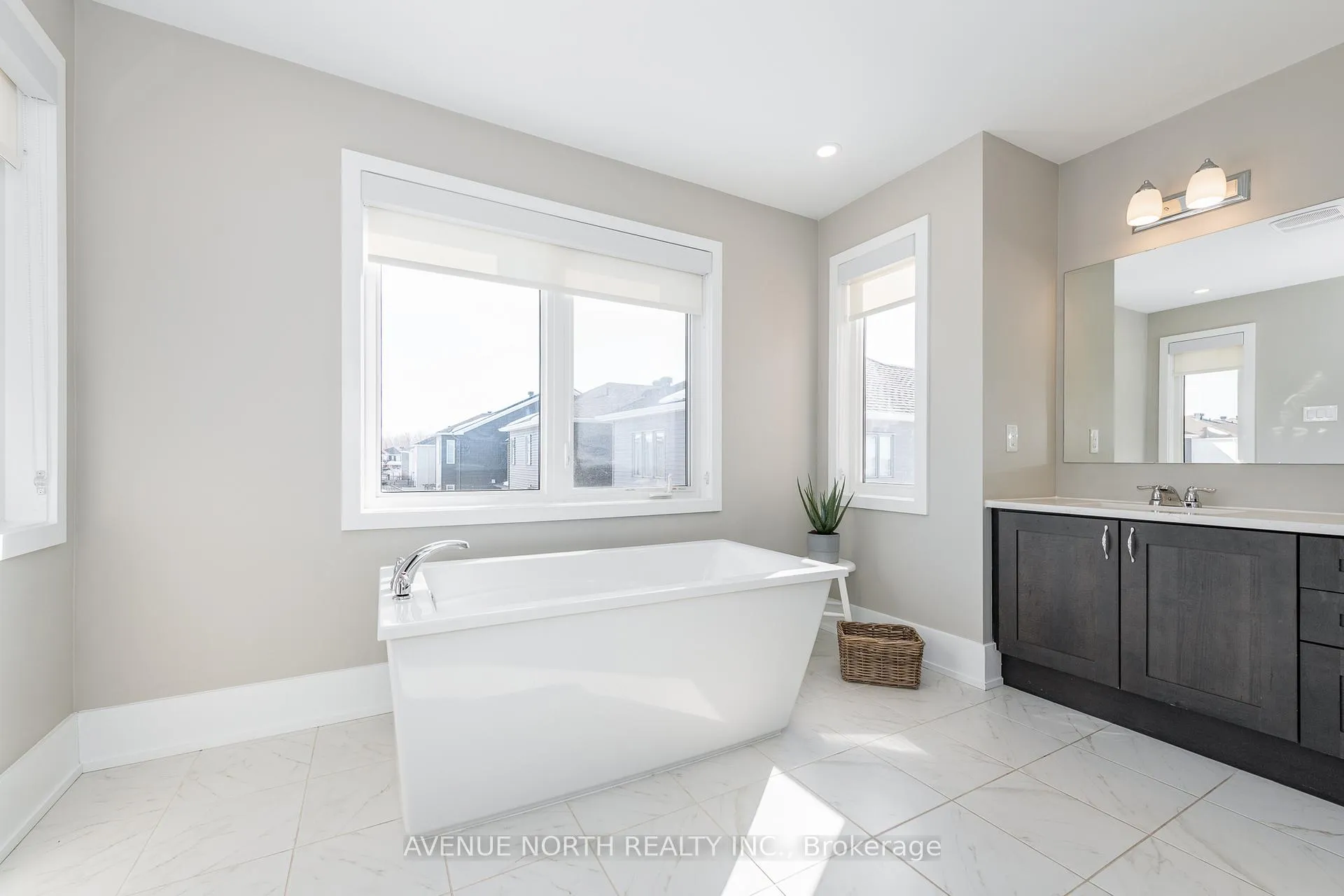 Photo 33 of 805 Henslows Circle, Ottawa, Avalon West — HOMEH