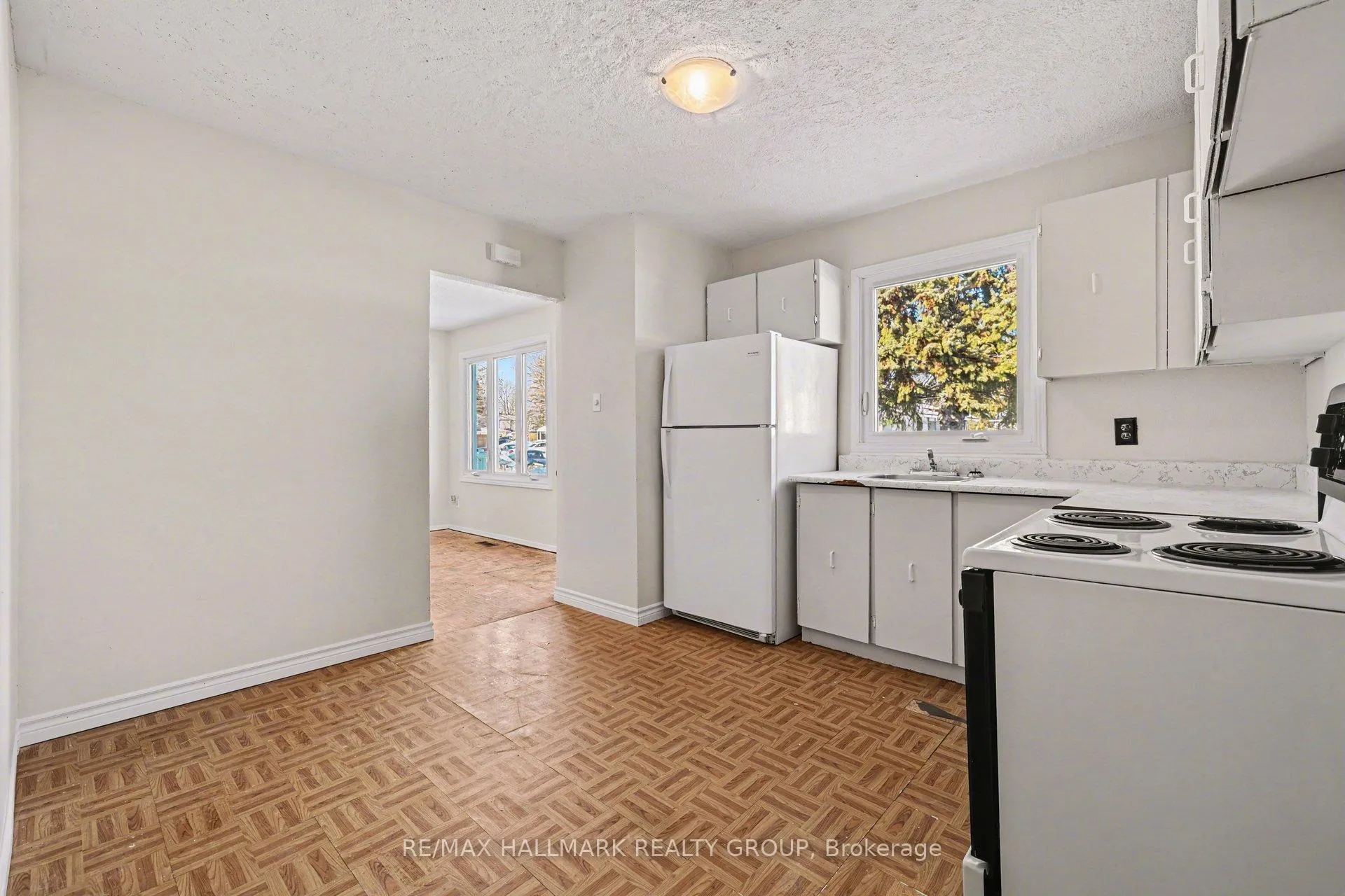 Photo 3 of 31 Dundegan Drive, Ottawa, Kanata - Glencairn/Hazeldean — HOMEH