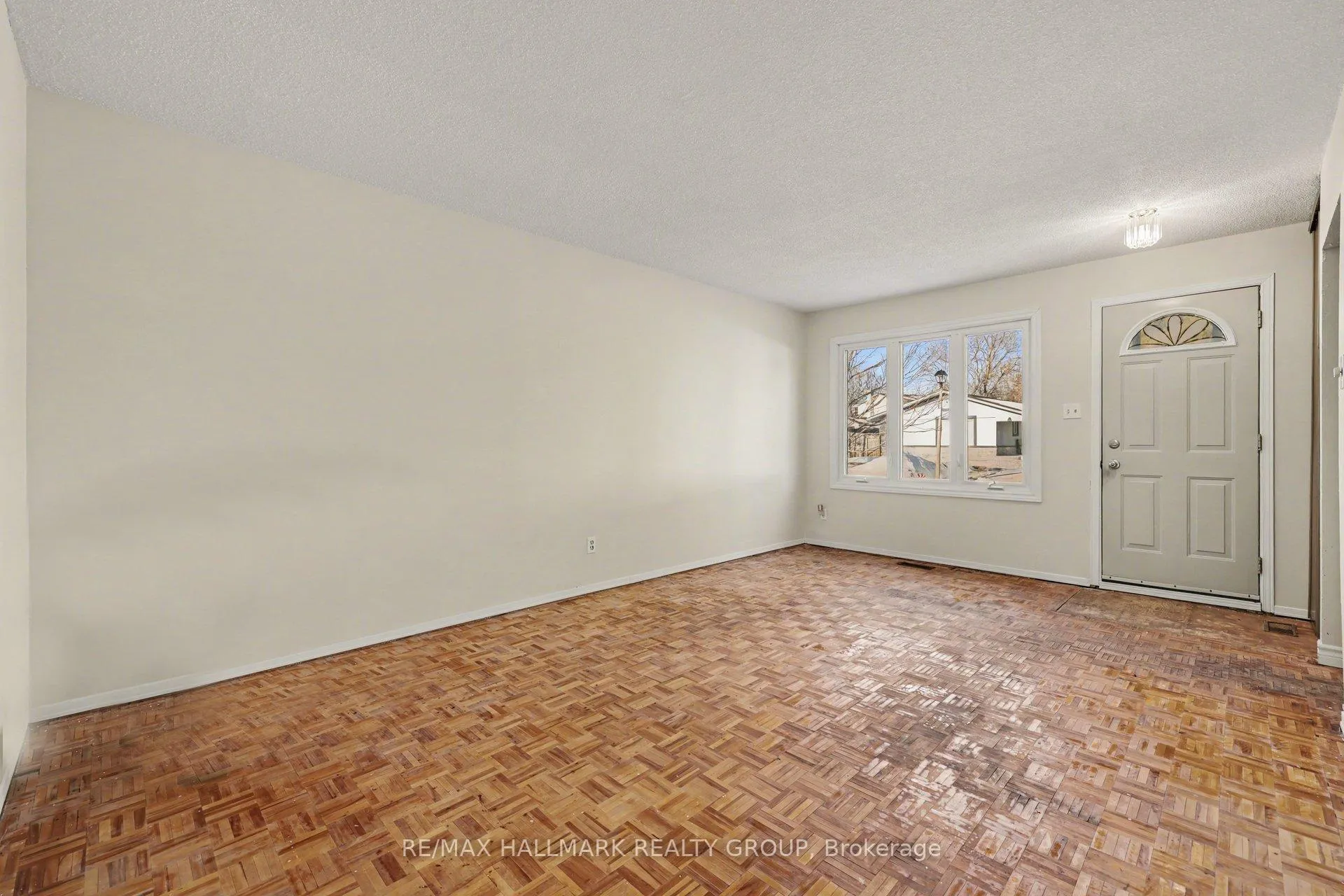 Photo 4 of 31 Dundegan Drive, Ottawa, Kanata - Glencairn/Hazeldean — HOMEH