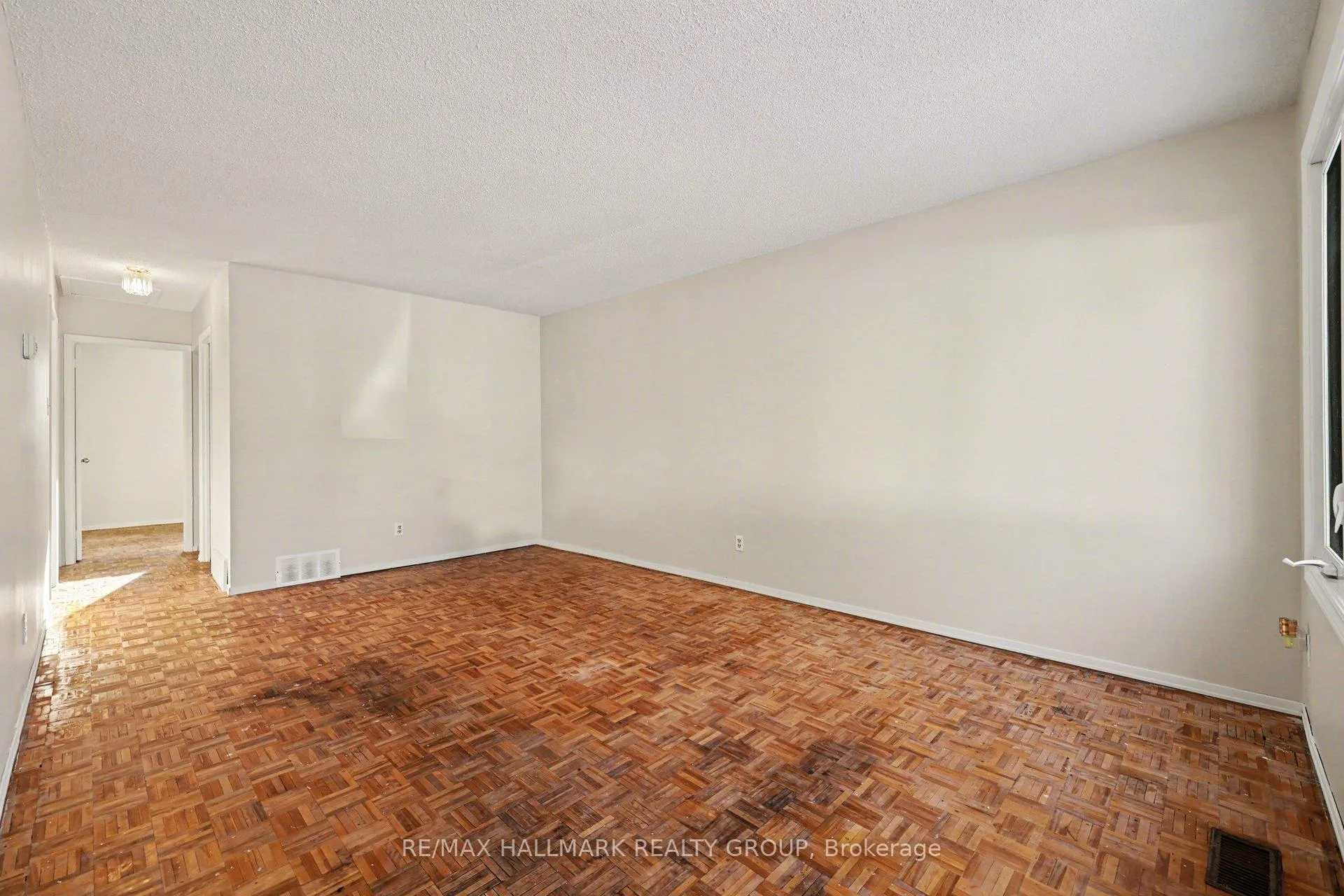 Photo 5 of 31 Dundegan Drive, Ottawa, Kanata - Glencairn/Hazeldean — HOMEH