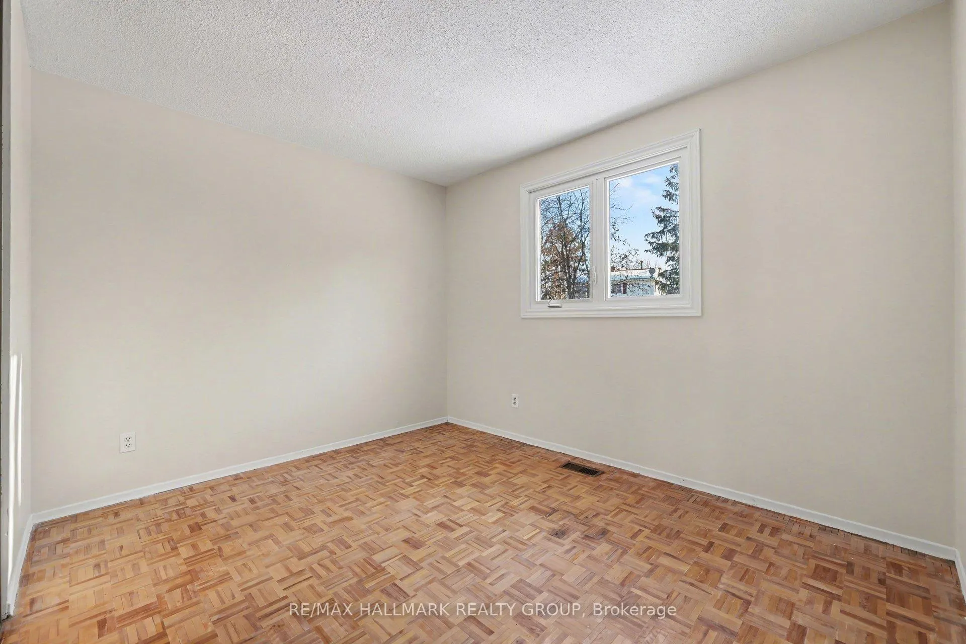 Photo 7 of 31 Dundegan Drive, Ottawa, Kanata - Glencairn/Hazeldean — HOMEH