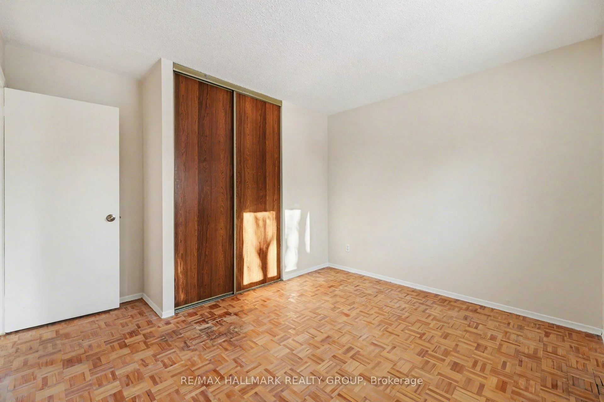 Photo 8 of 31 Dundegan Drive, Ottawa, Kanata - Glencairn/Hazeldean — HOMEH