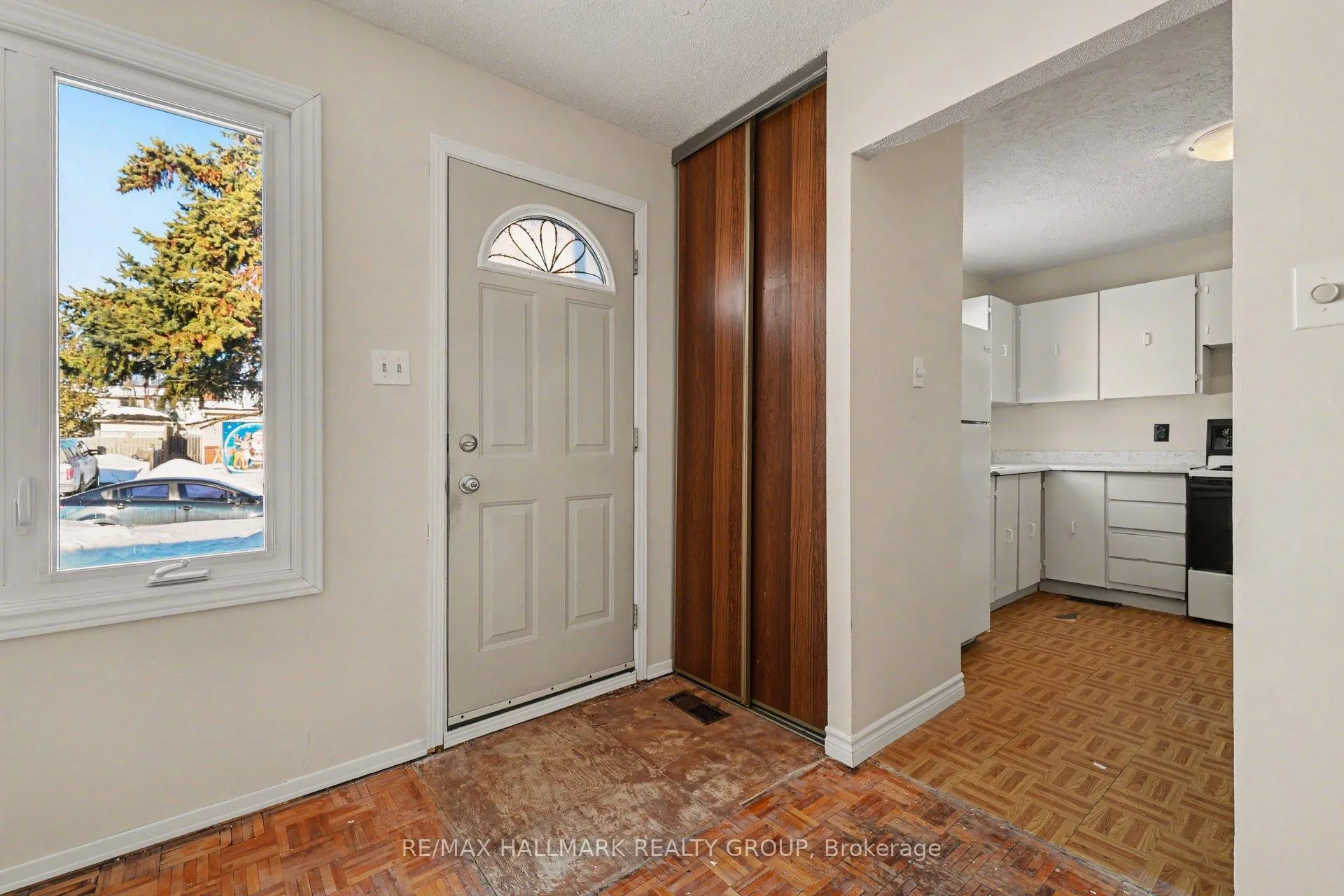 Photo 10 of 31 Dundegan Drive, Ottawa, Kanata - Glencairn/Hazeldean — HOMEH