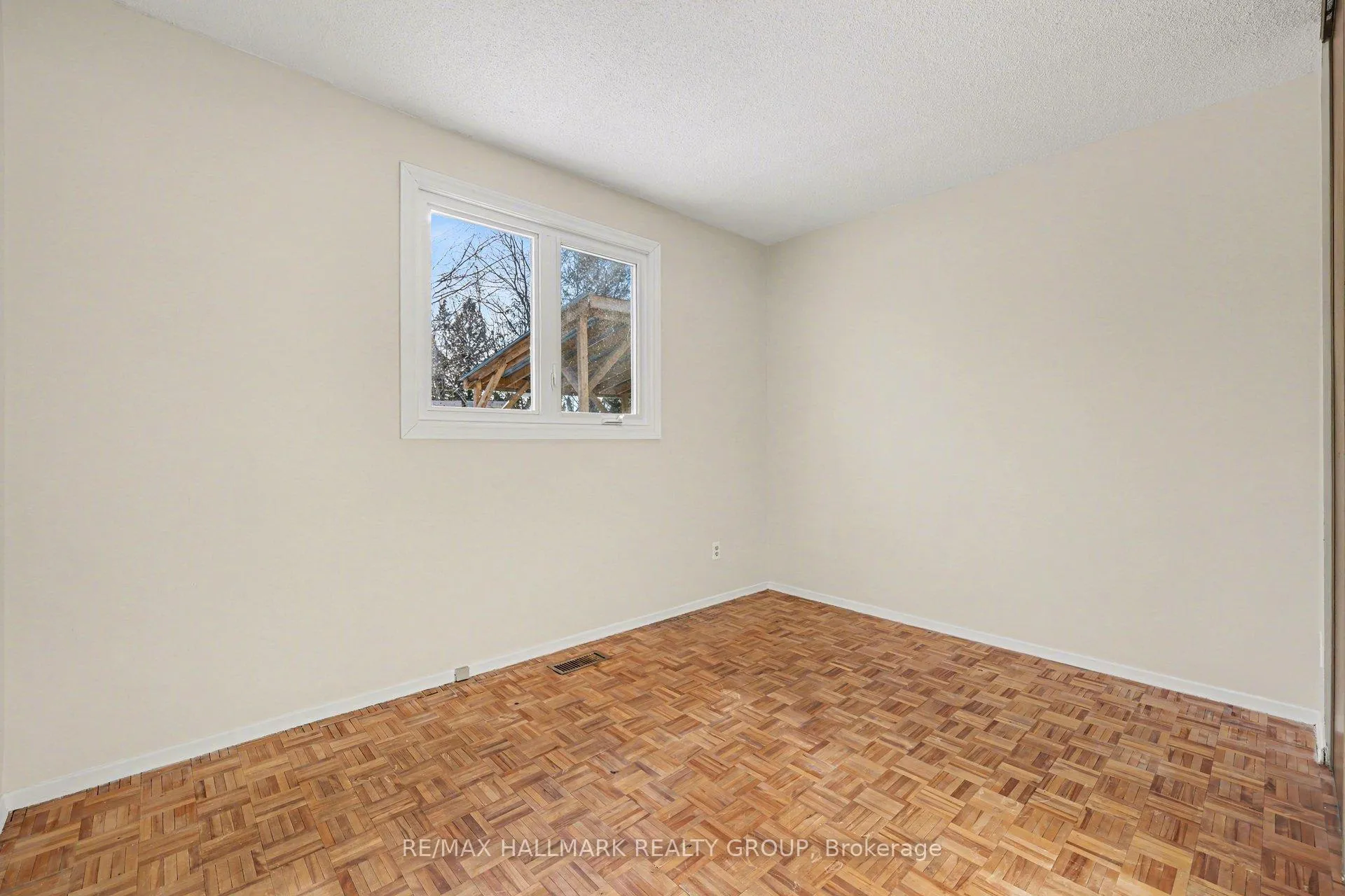 Photo 12 of 31 Dundegan Drive, Ottawa, Kanata - Glencairn/Hazeldean — HOMEH