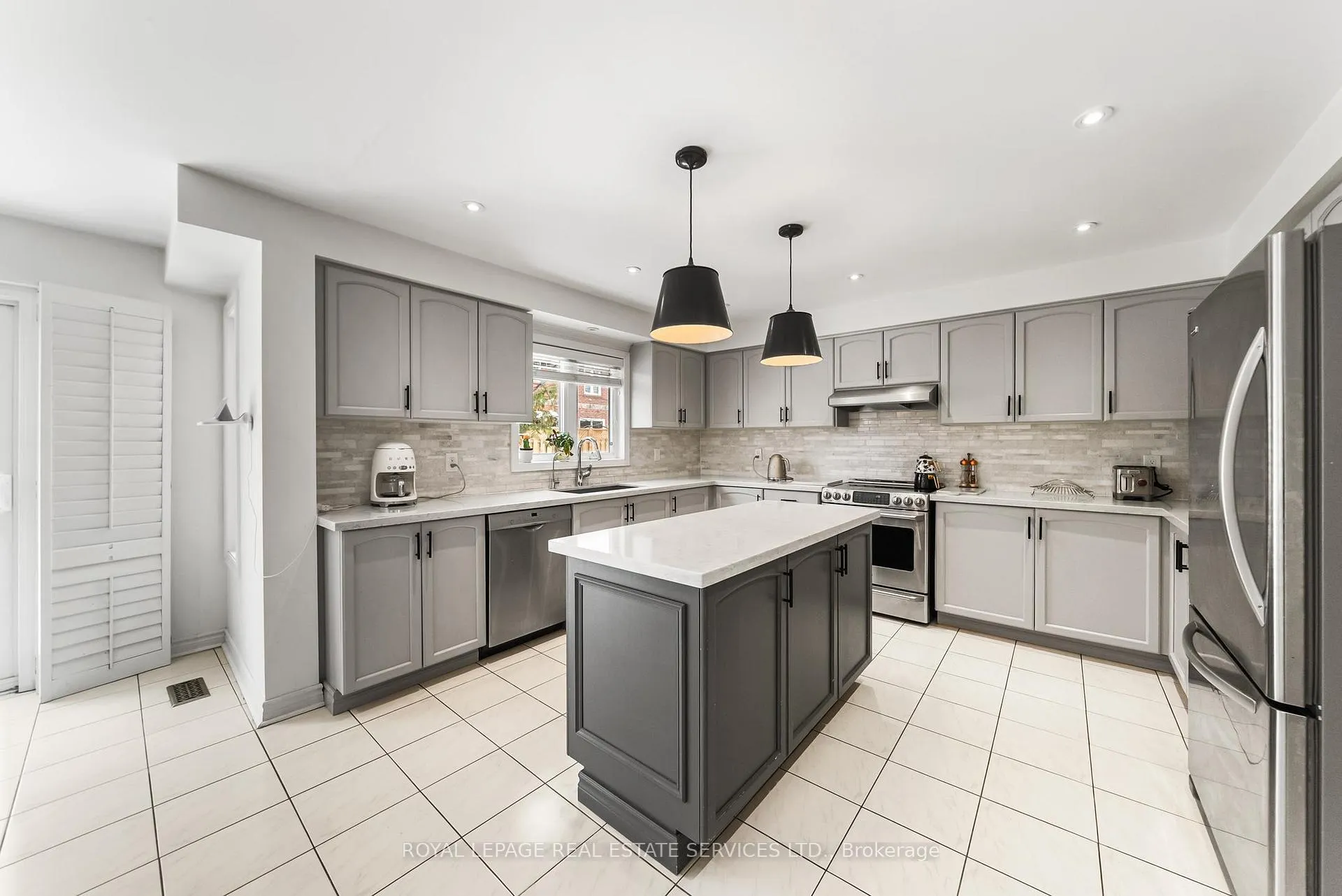 Photo 9 of 27 Savoy Crescent, Vaughan, Beverley Glen — HOMEH