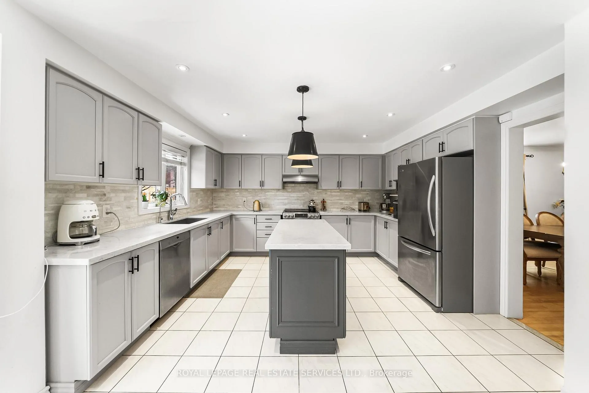 Photo 10 of 27 Savoy Crescent, Vaughan, Beverley Glen — HOMEH