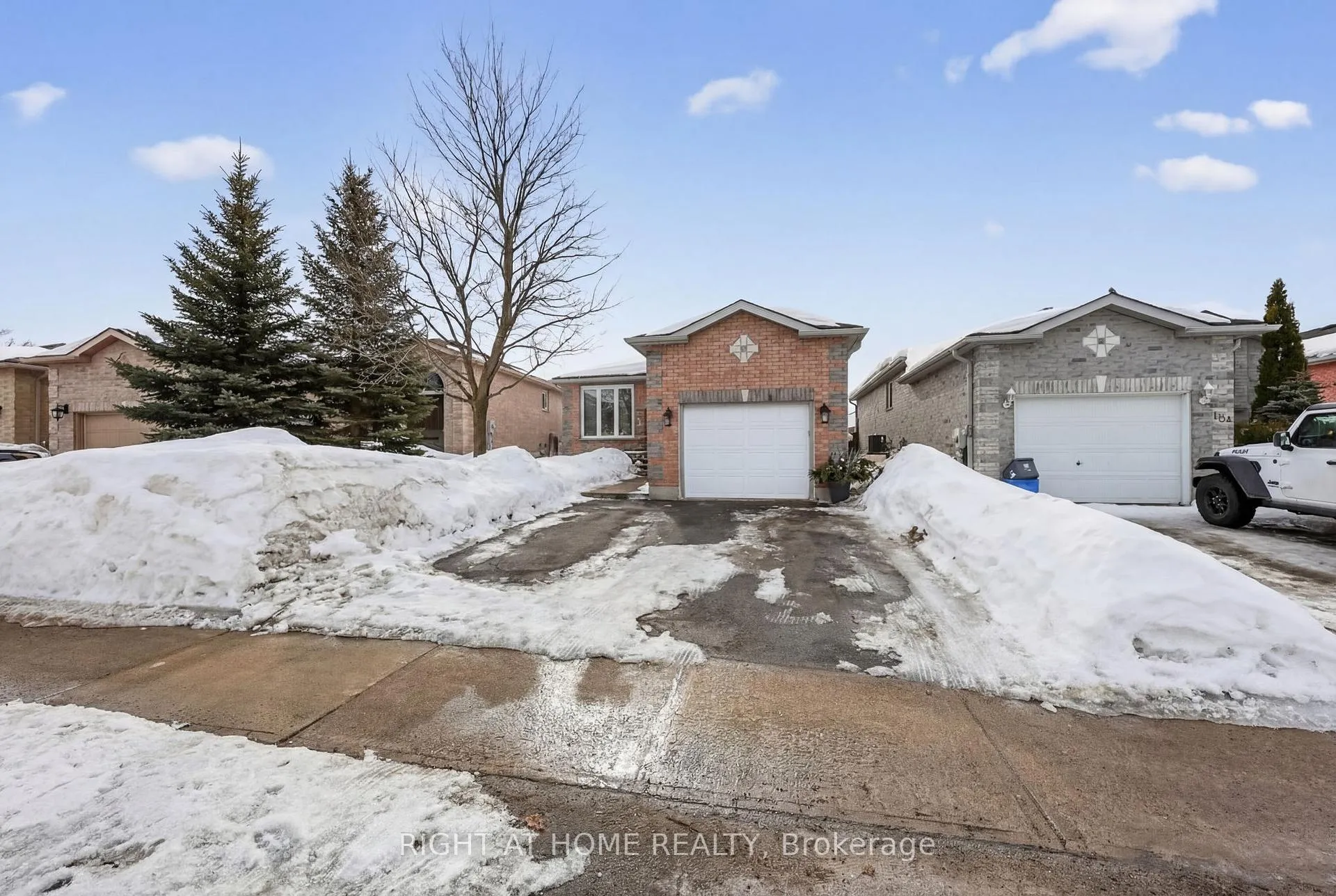 Photo 2 of 102 Monique Crescent, Barrie, East Bayfield — HOMEH