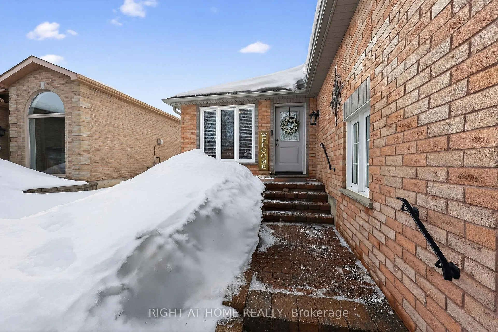 Photo 3 of 102 Monique Crescent, Barrie, East Bayfield — HOMEH