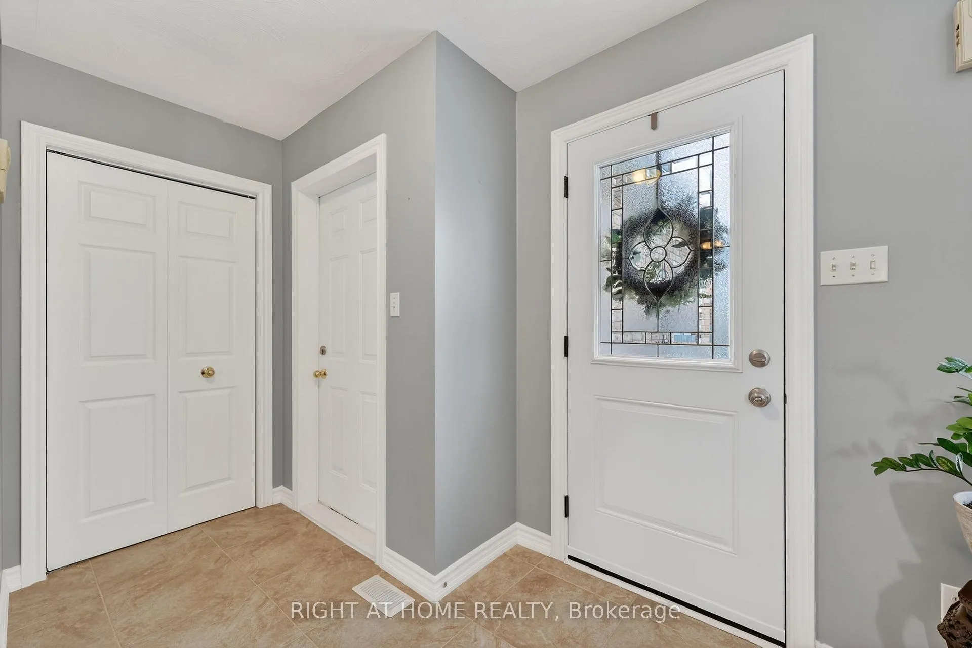 Photo 6 of 102 Monique Crescent, Barrie, East Bayfield — HOMEH