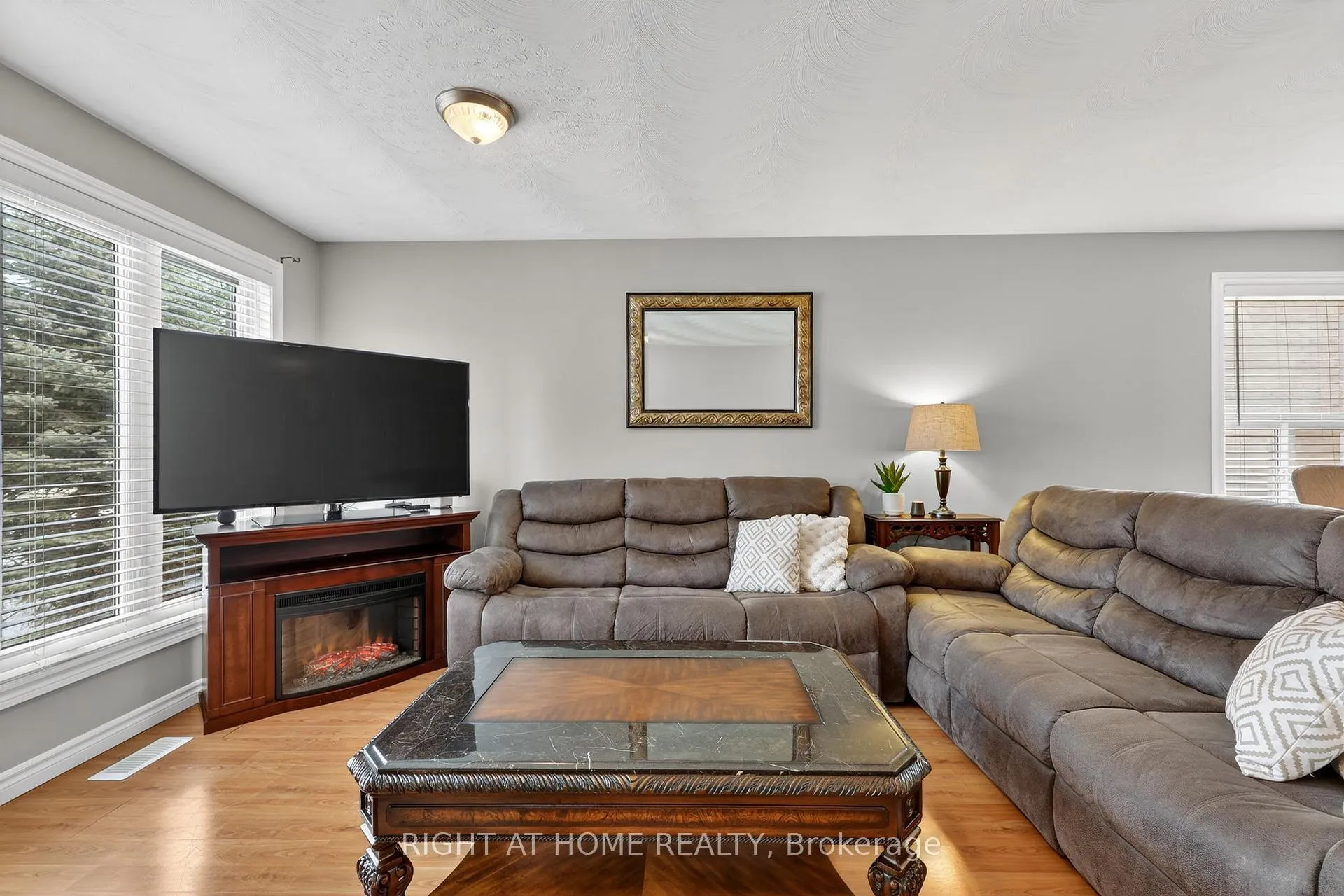 Photo 7 of 102 Monique Crescent, Barrie, East Bayfield — HOMEH