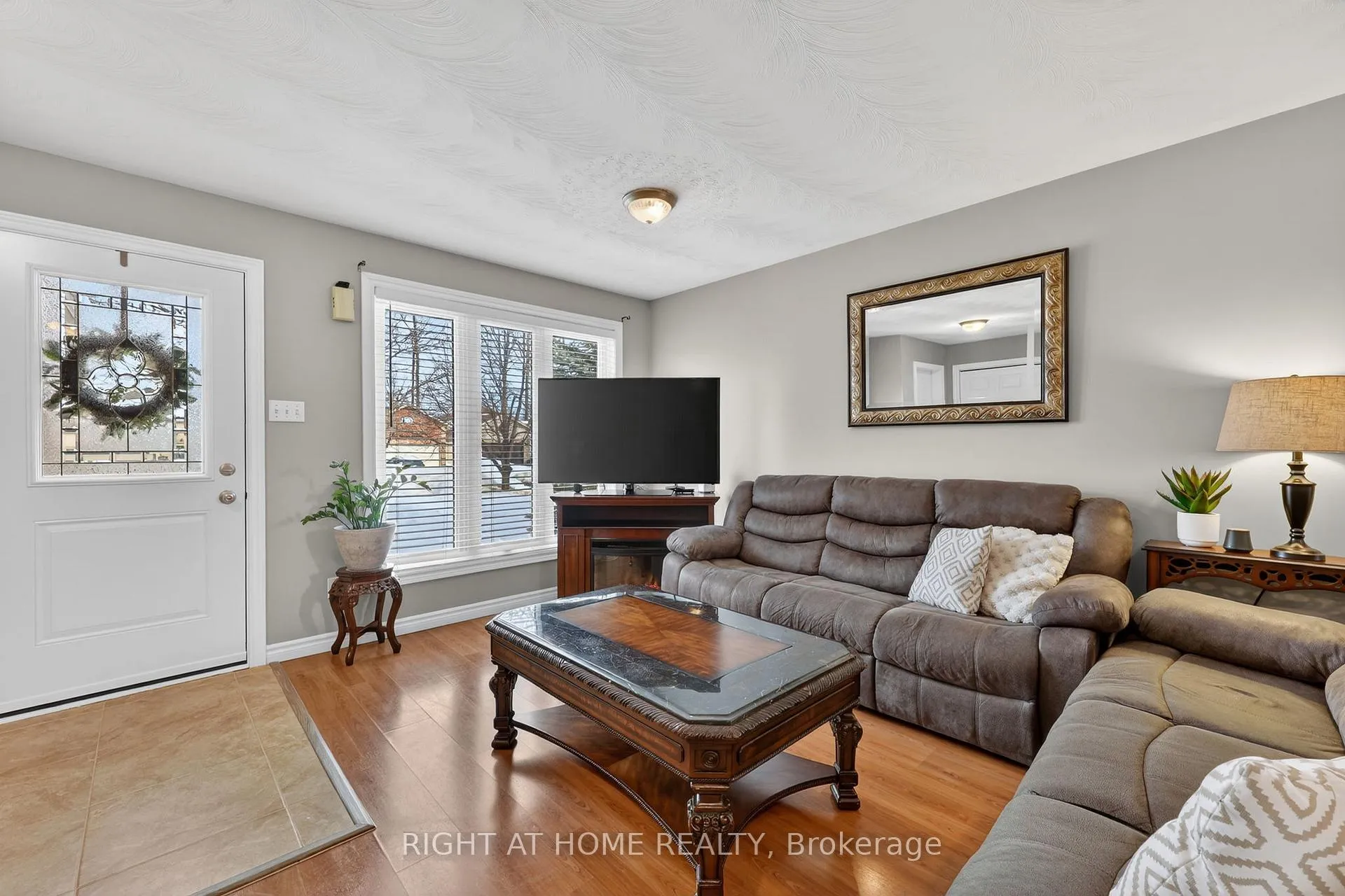 Photo 8 of 102 Monique Crescent, Barrie, East Bayfield — HOMEH