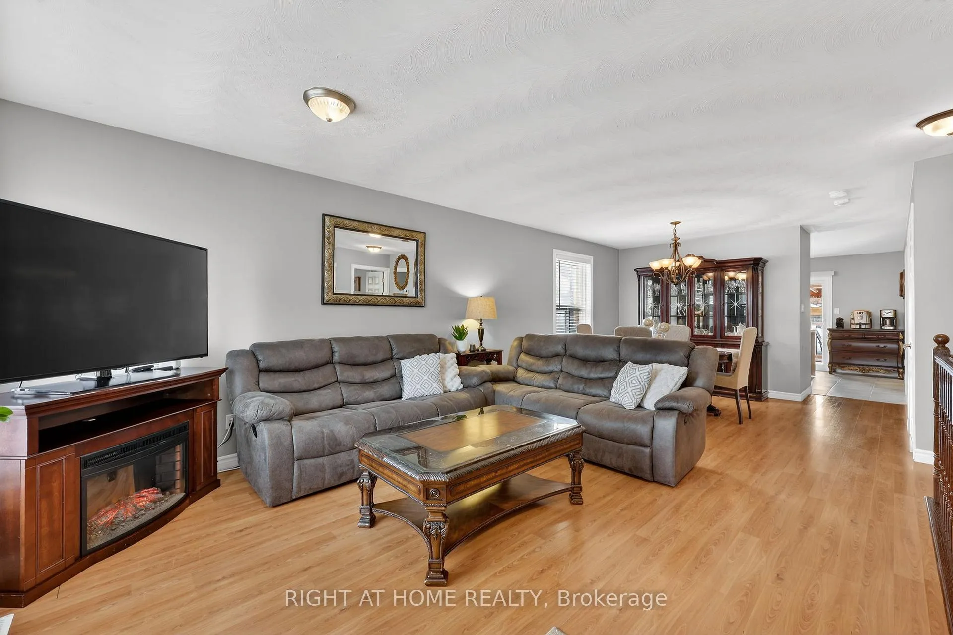 Photo 10 of 102 Monique Crescent, Barrie, East Bayfield — HOMEH