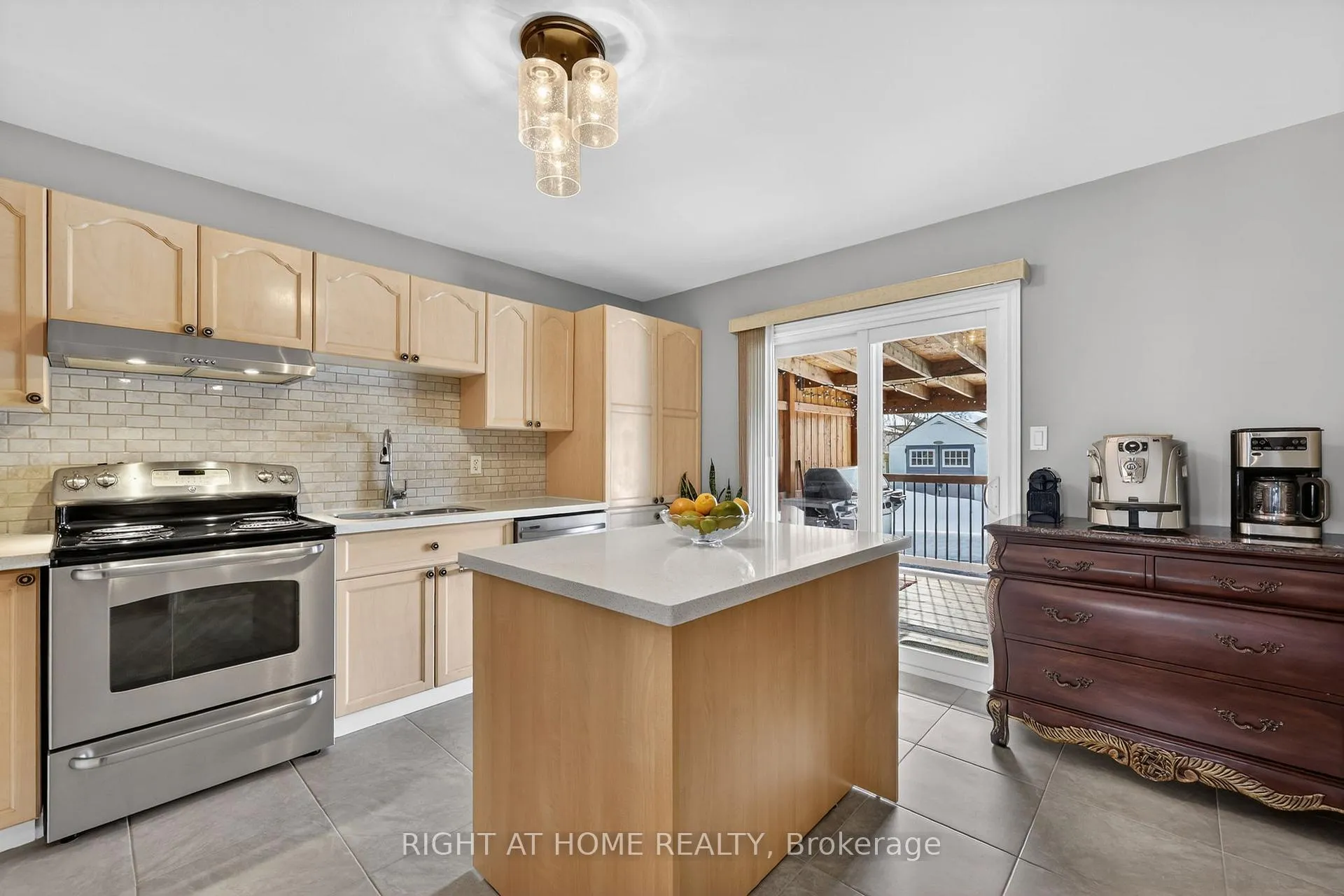 Photo 12 of 102 Monique Crescent, Barrie, East Bayfield — HOMEH