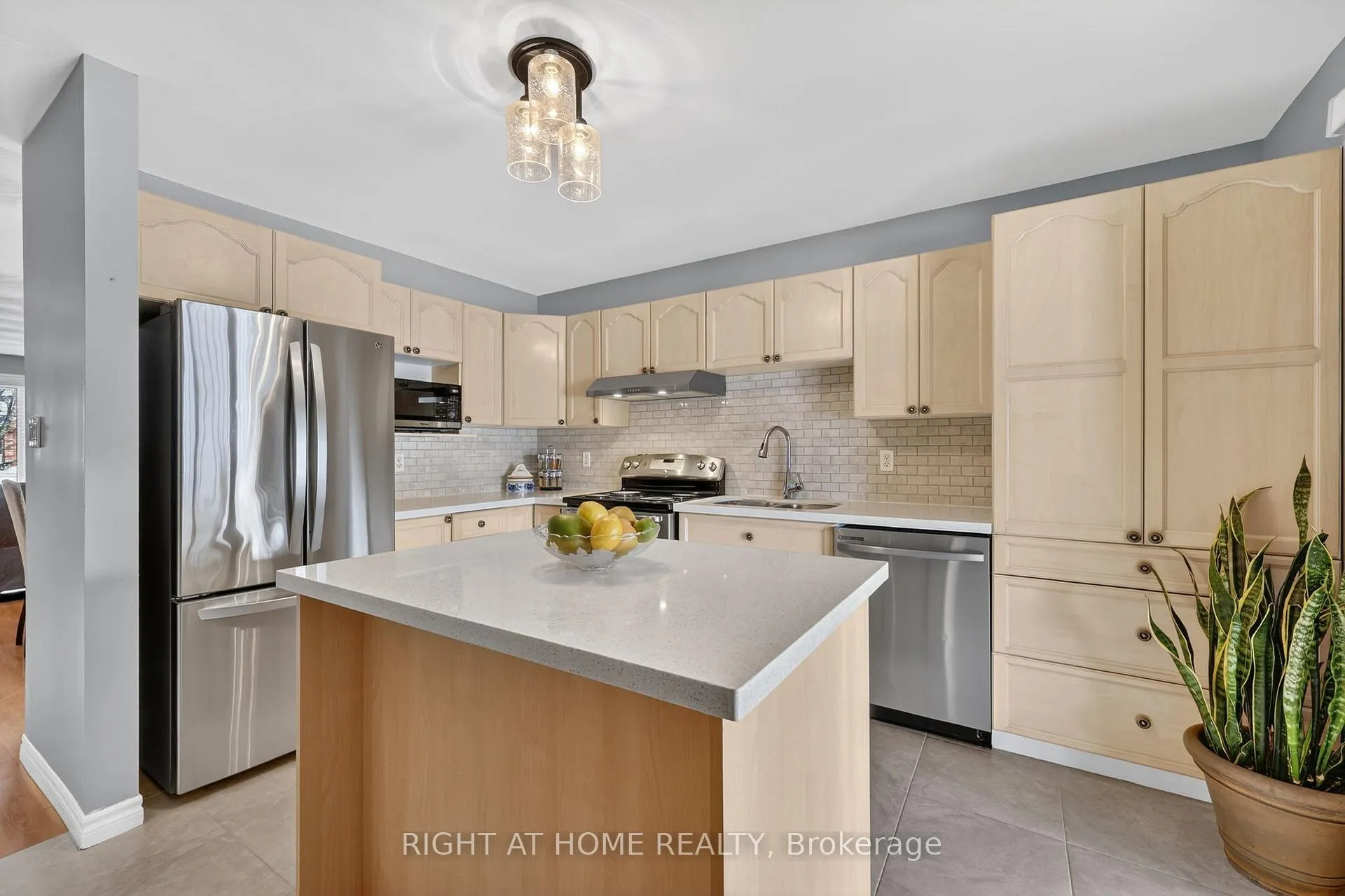 Photo 13 of 102 Monique Crescent, Barrie, East Bayfield — HOMEH