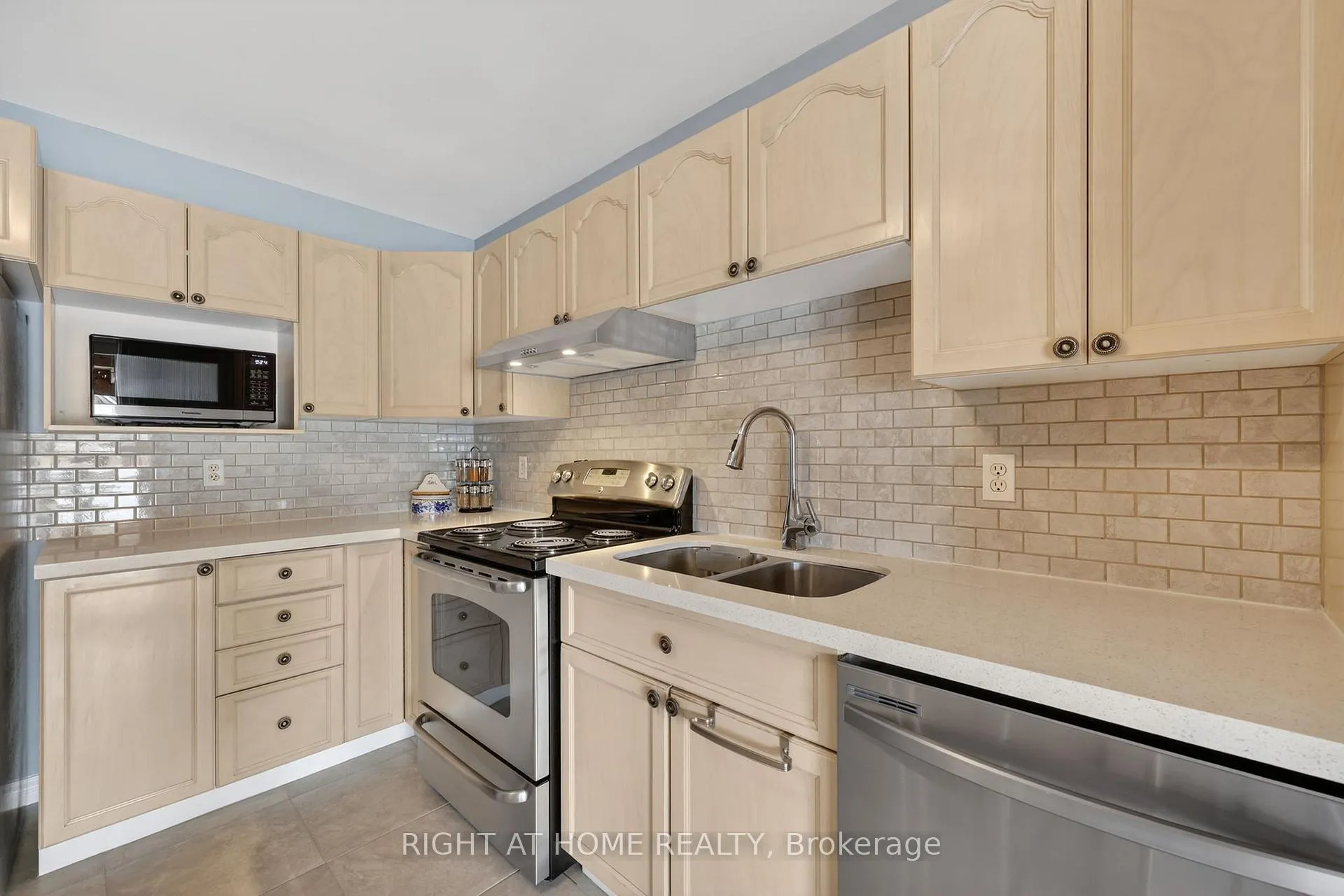 Photo 14 of 102 Monique Crescent, Barrie, East Bayfield — HOMEH