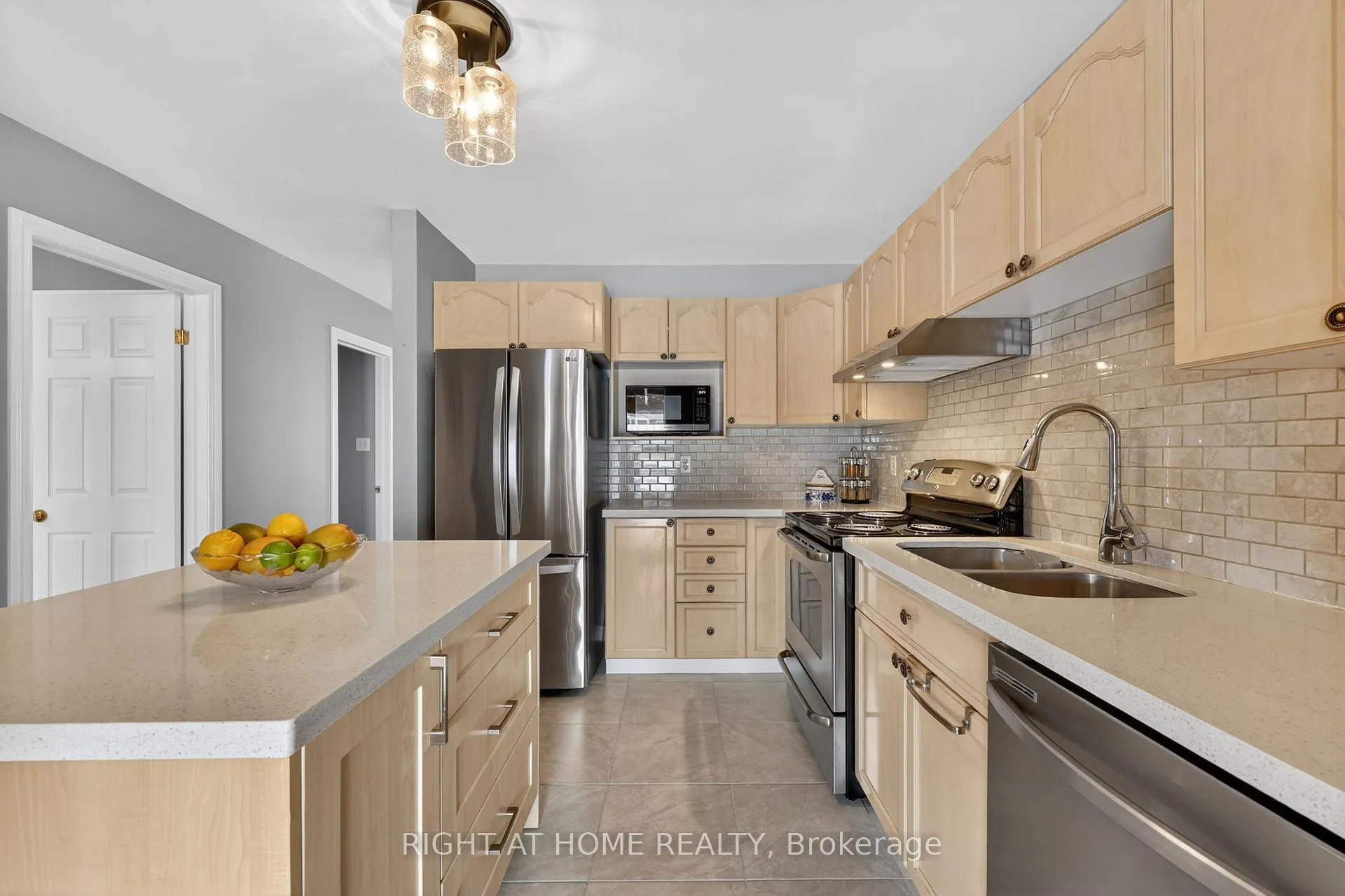Photo 15 of 102 Monique Crescent, Barrie, East Bayfield — HOMEH