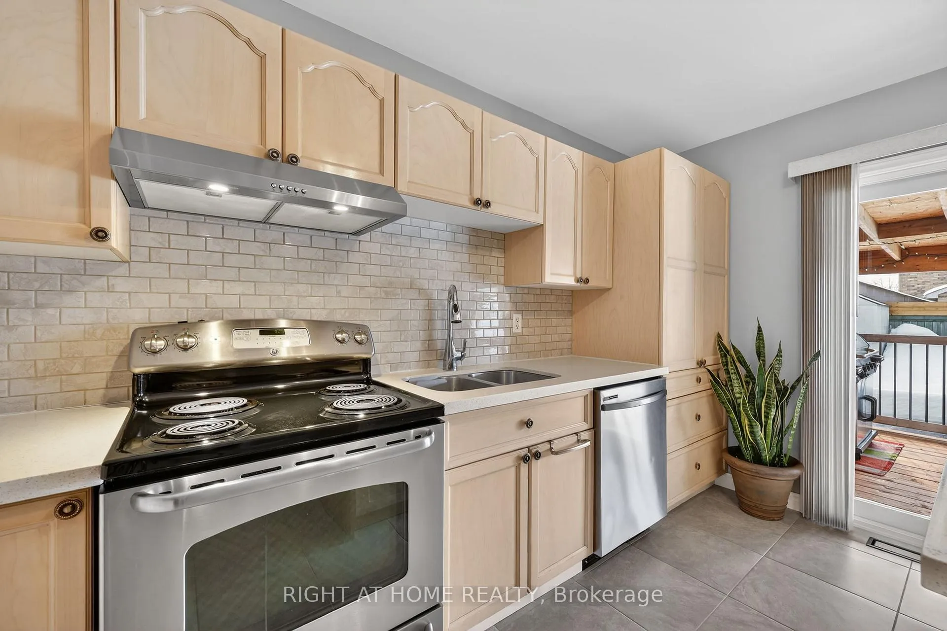 Photo 16 of 102 Monique Crescent, Barrie, East Bayfield — HOMEH