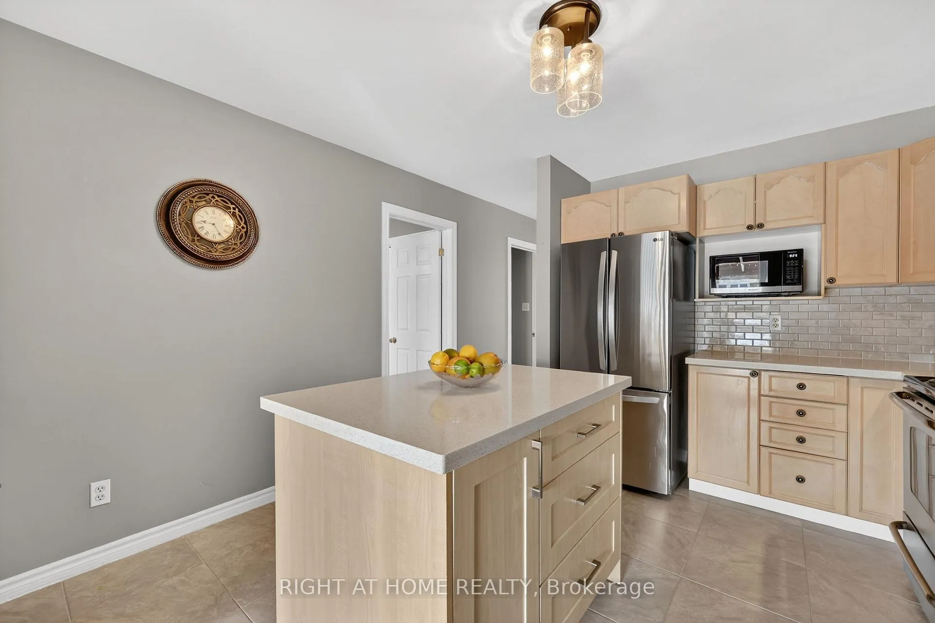 Photo 18 of 102 Monique Crescent, Barrie, East Bayfield — HOMEH