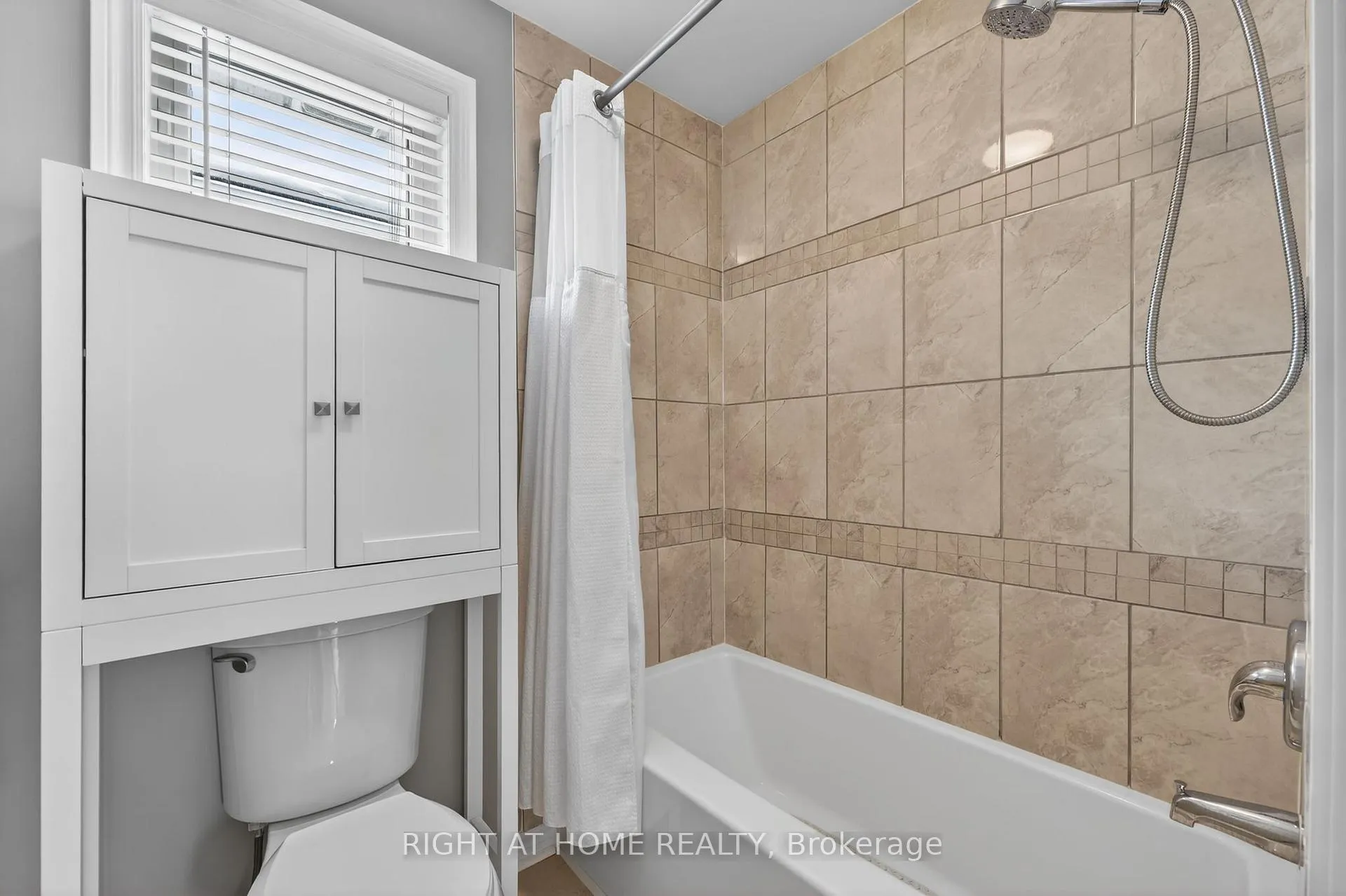 Photo 25 of 102 Monique Crescent, Barrie, East Bayfield — HOMEH