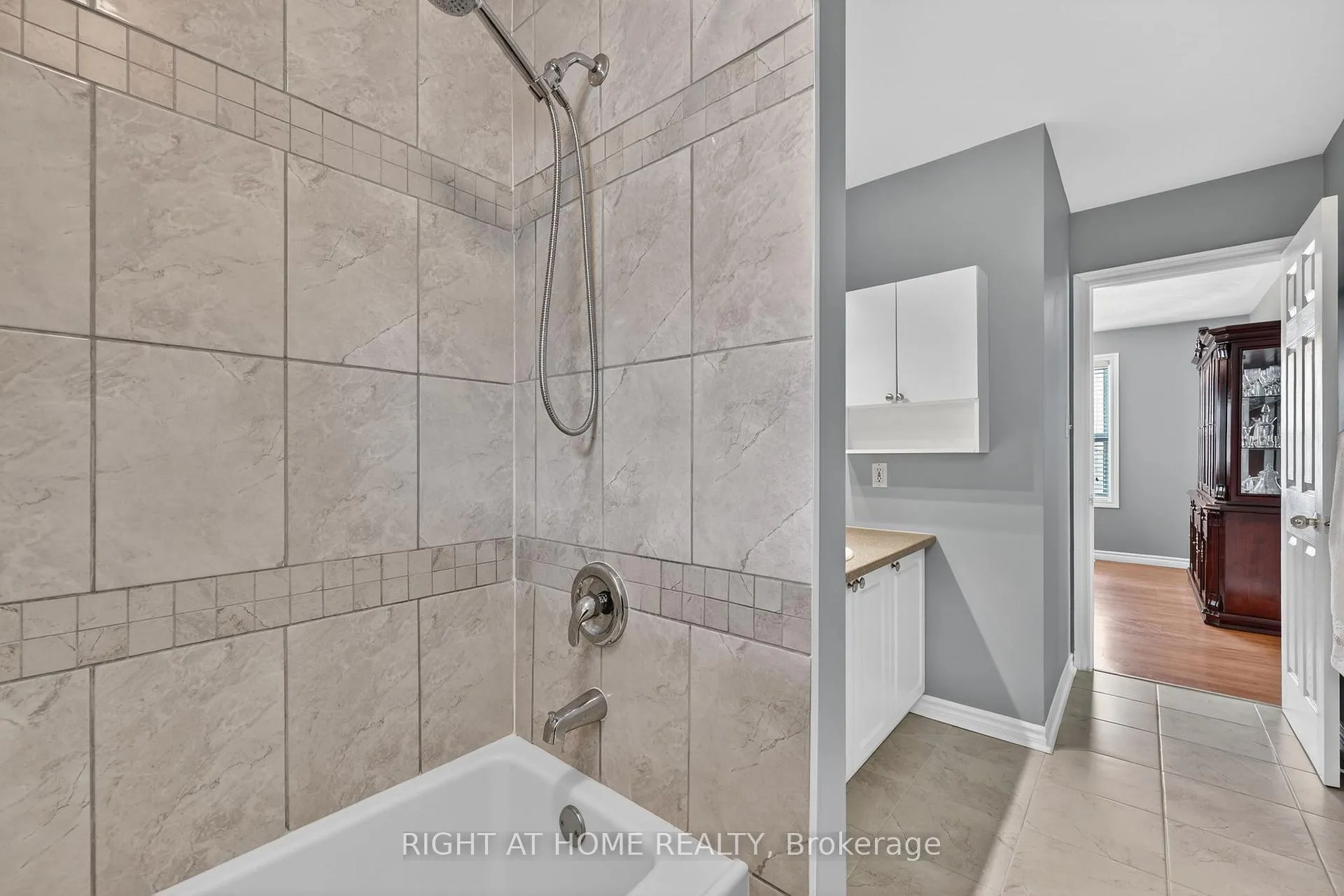 Photo 26 of 102 Monique Crescent, Barrie, East Bayfield — HOMEH