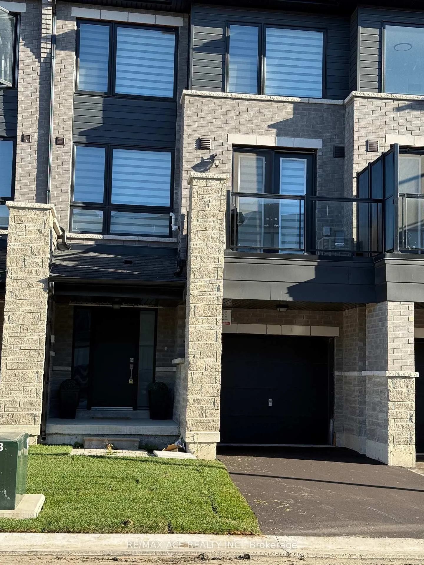 Photo 2 of 24 Spry Lane, Barrie, Innis-Shore — HOMEH